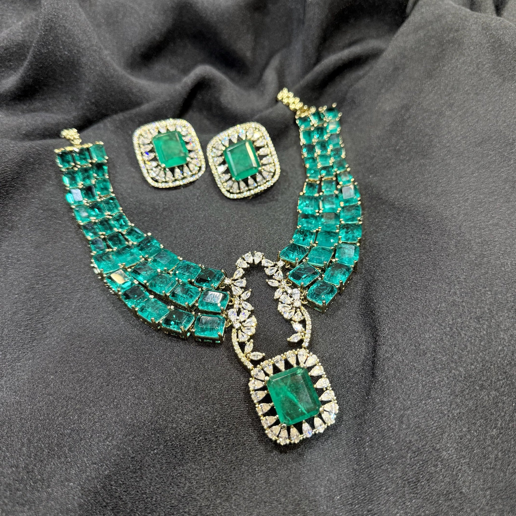 Nayaab Nisa Neckpiece