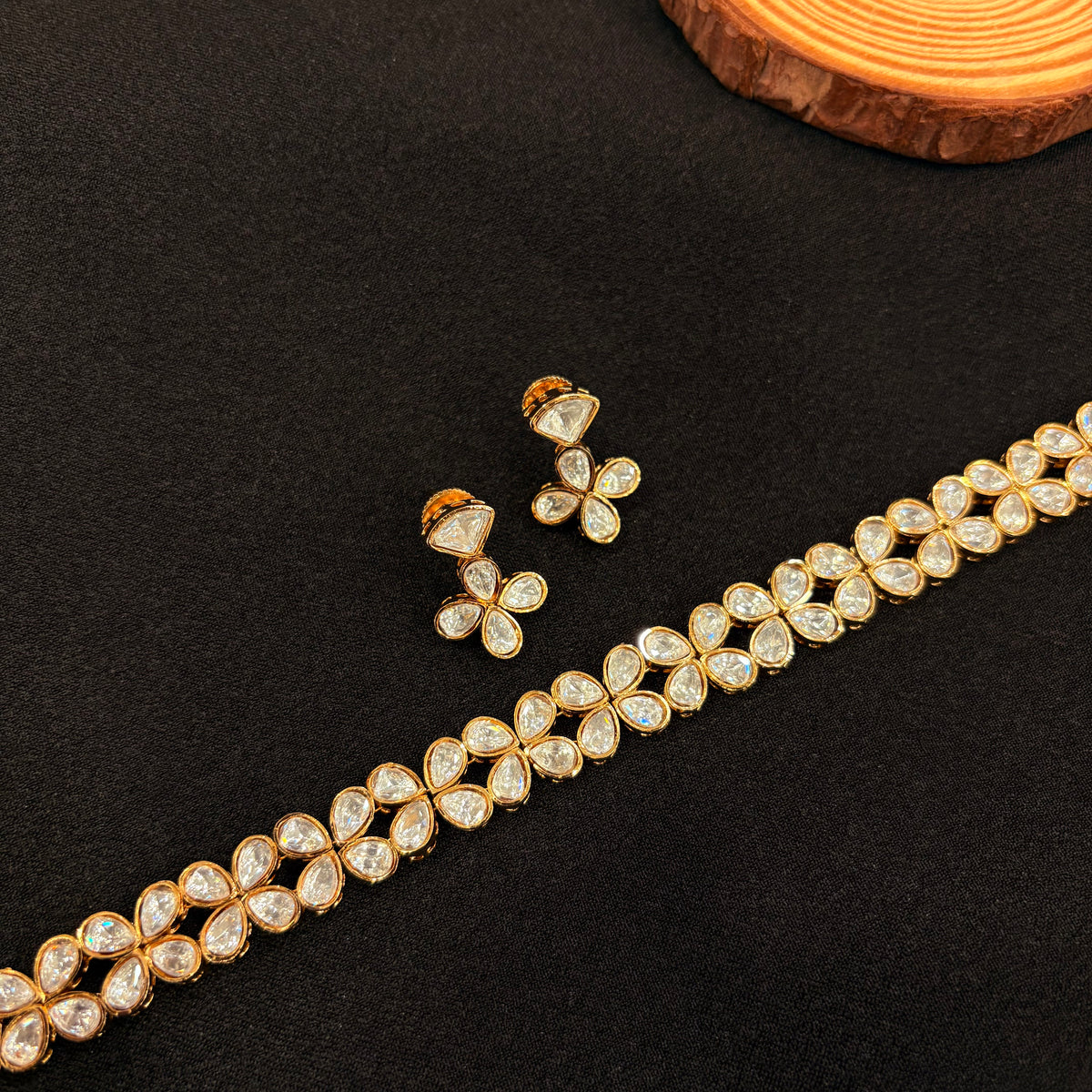 Aira Neckpiece