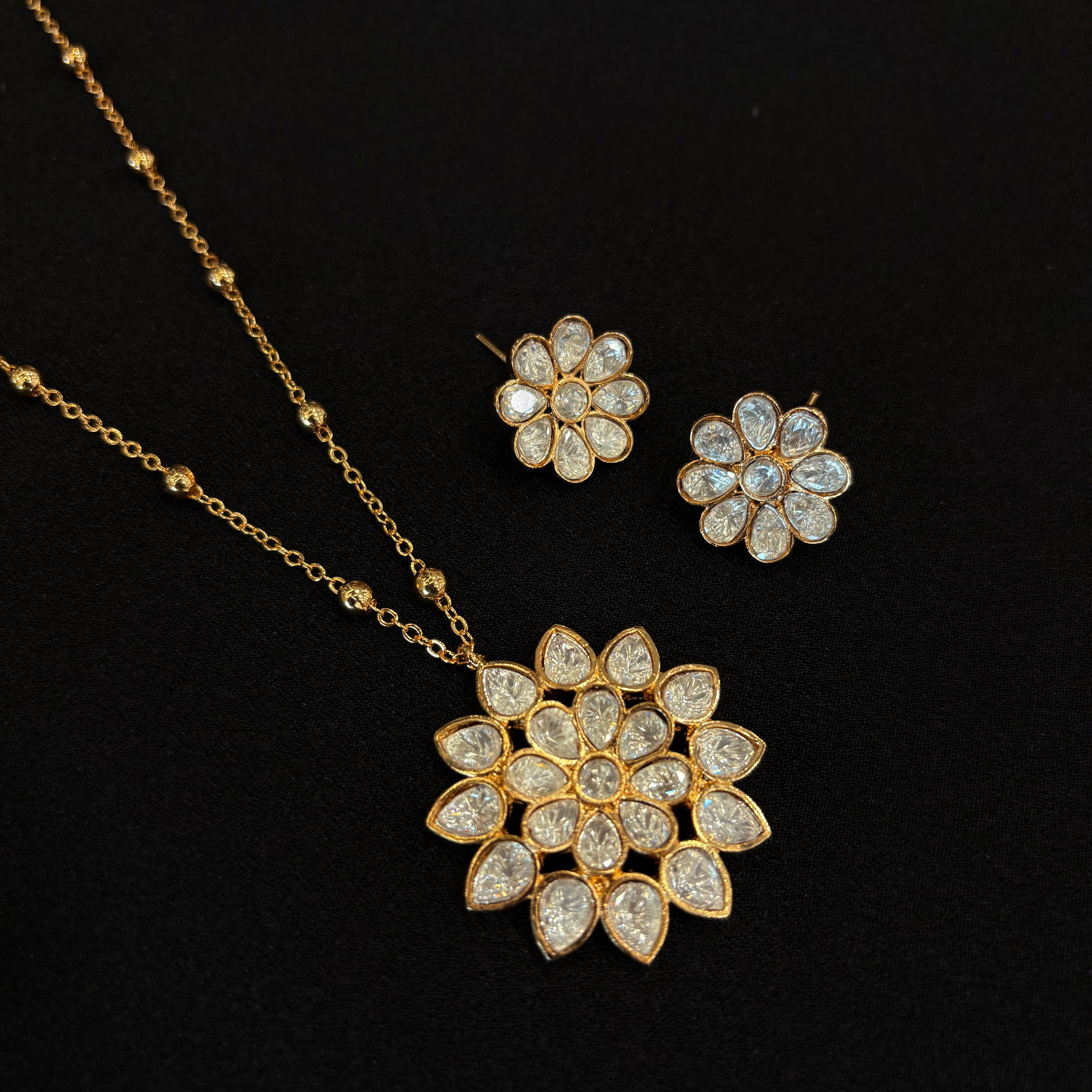 Aarini Polki Pendant Set