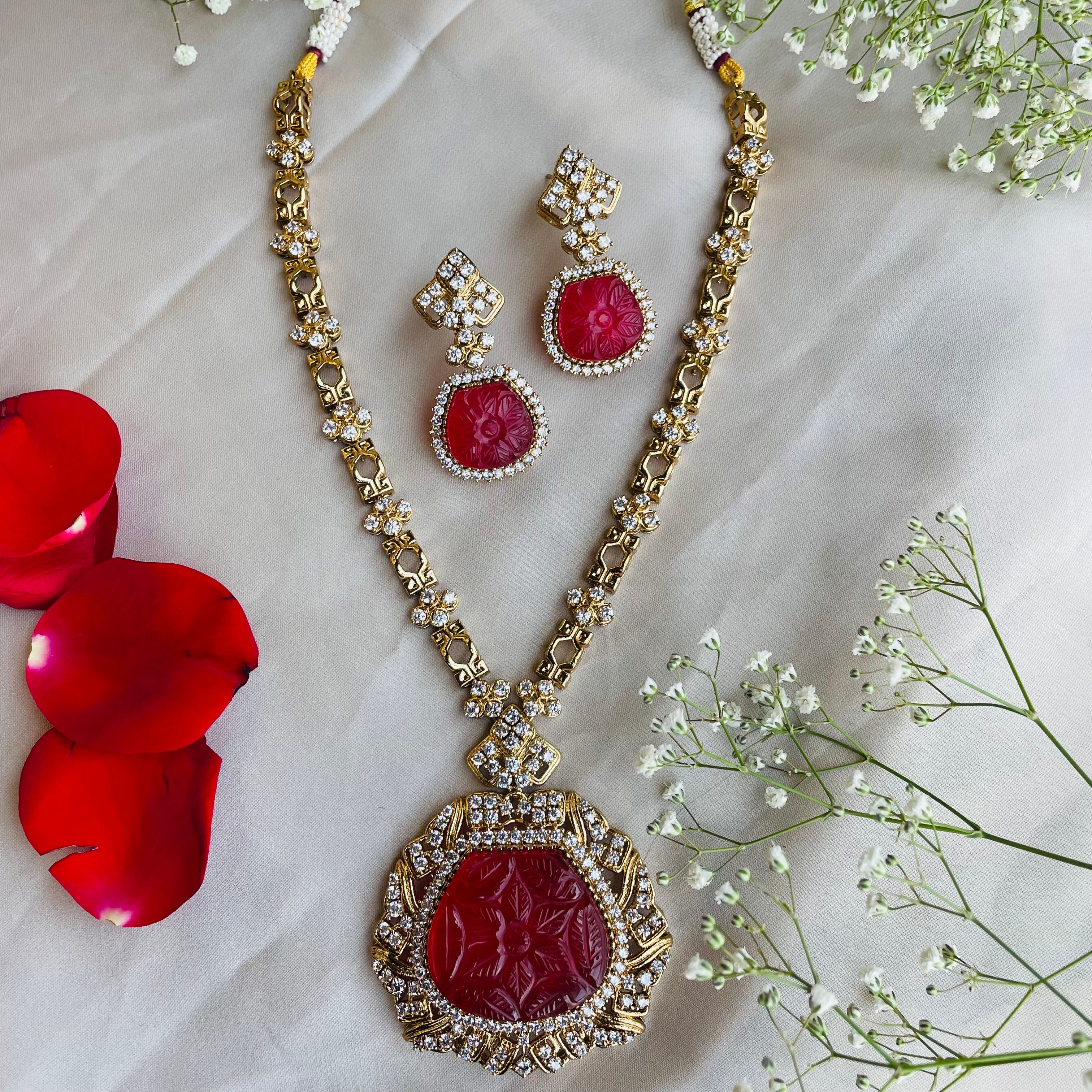 Nayaab Varnika neckpiece