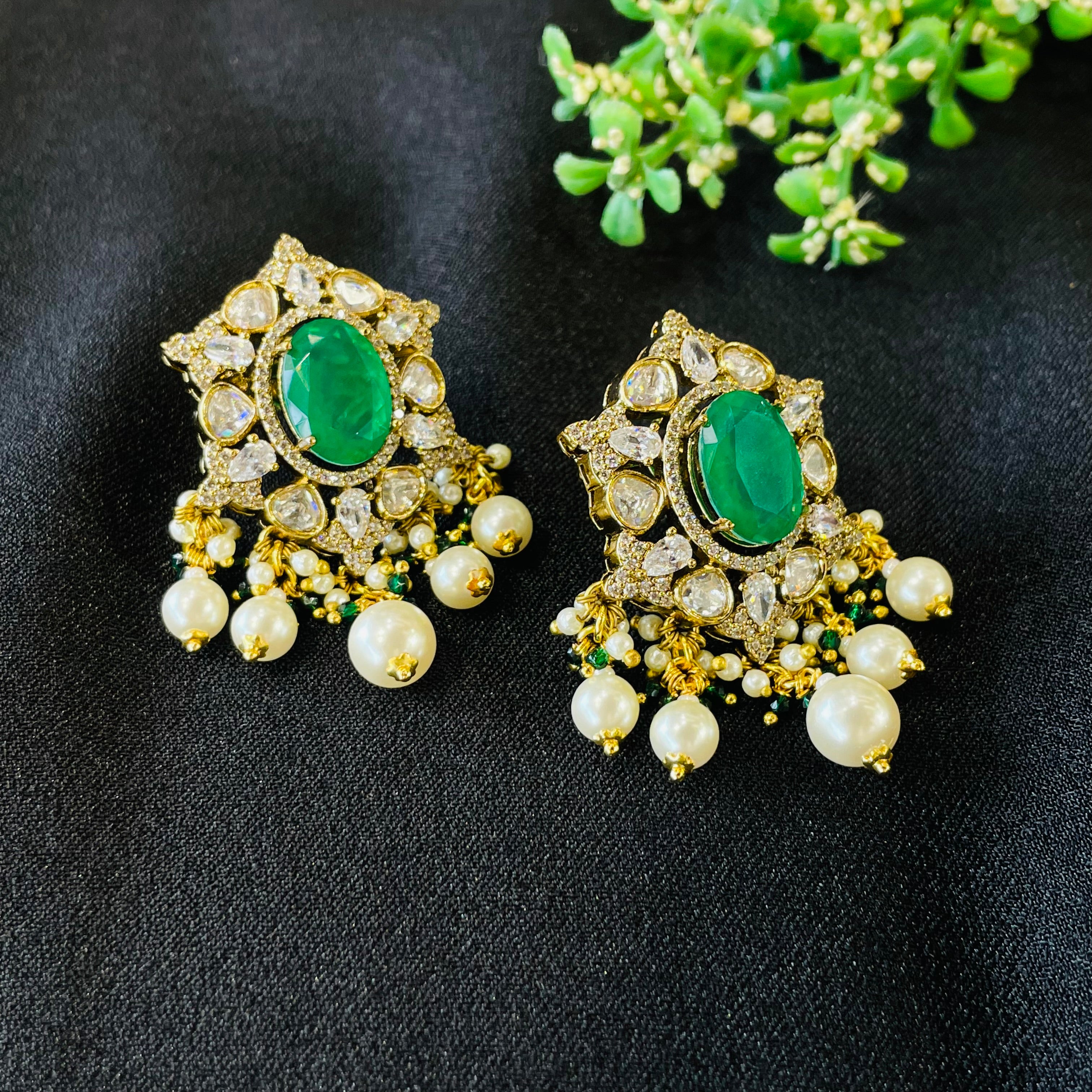 Nayaab Subi Pearl Choker