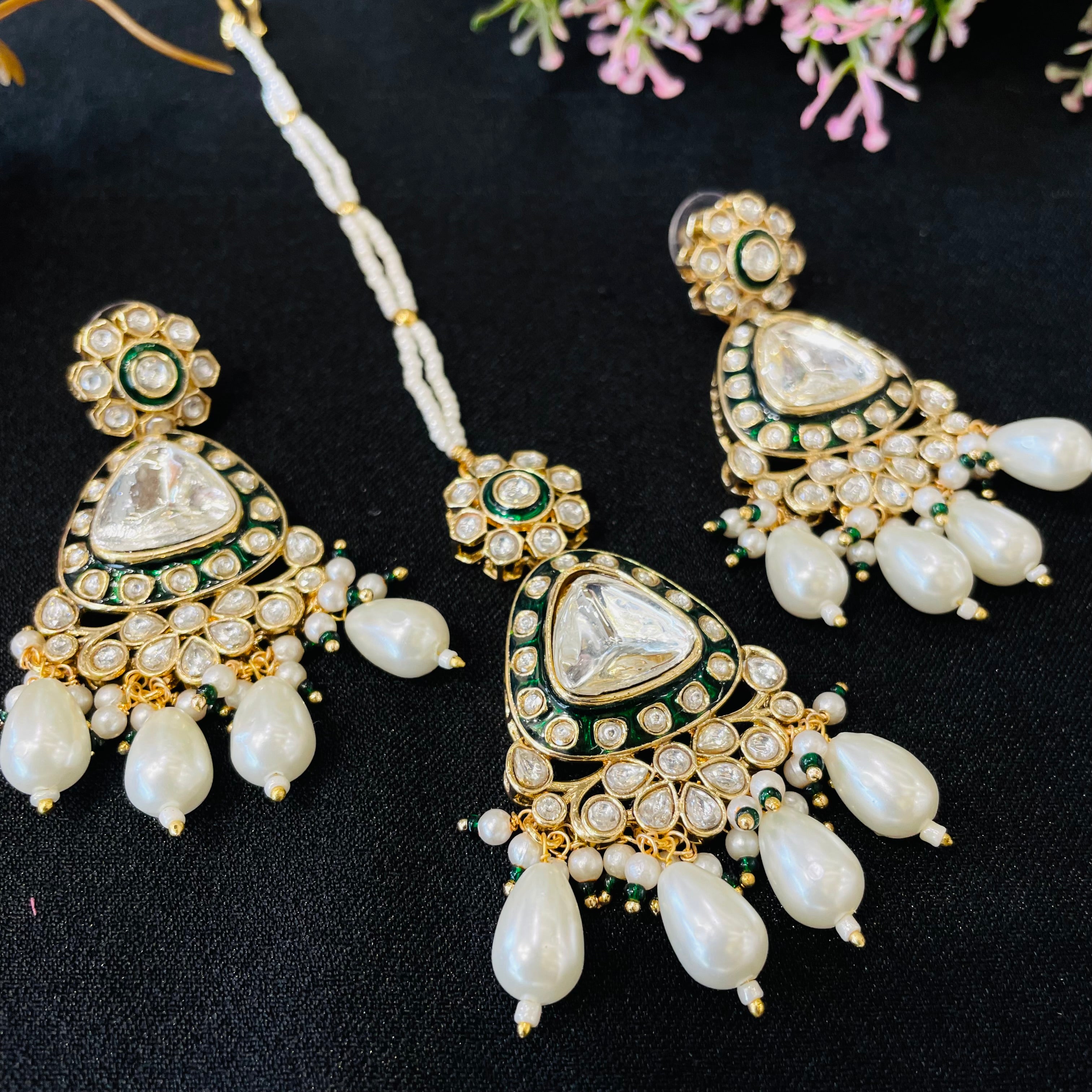 Nayaab Priya Tikka With Earrings