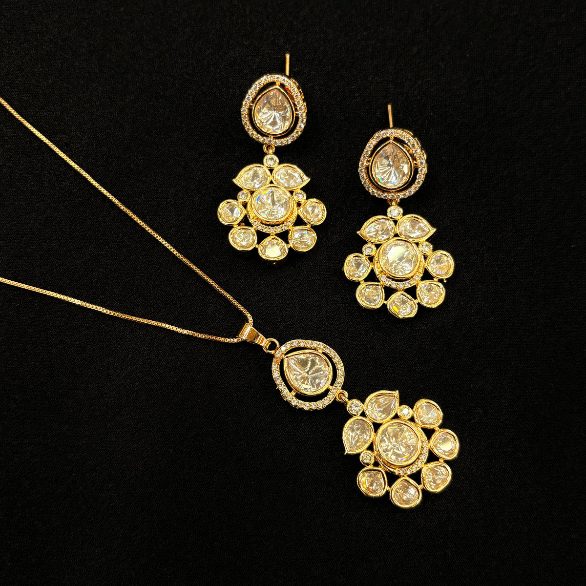 Vamika Noor Pendant Set