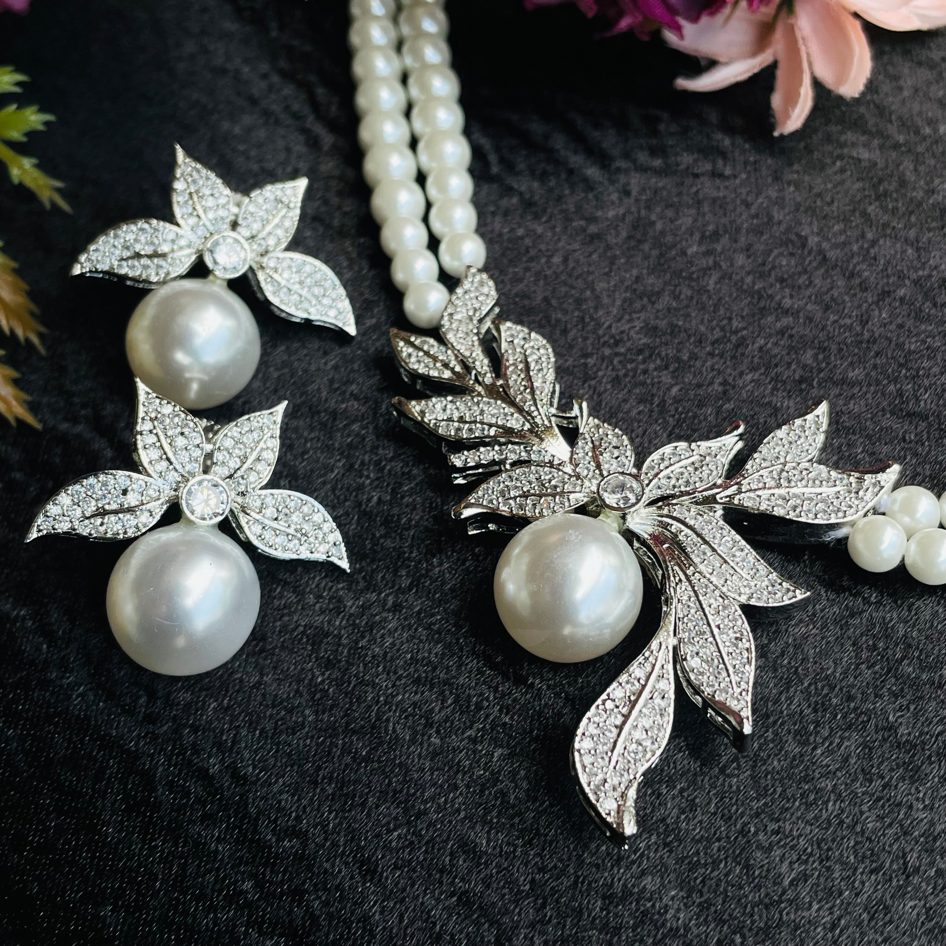 Ad Nora Pearl Neckpiece