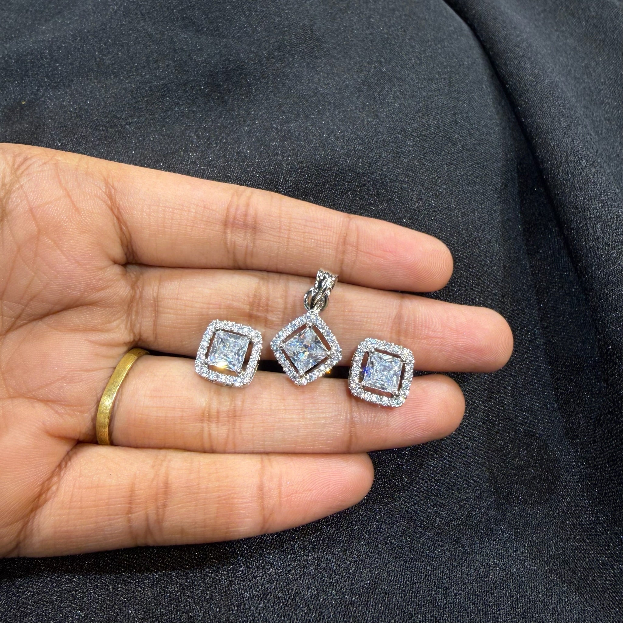 AD Liza Pendant Set