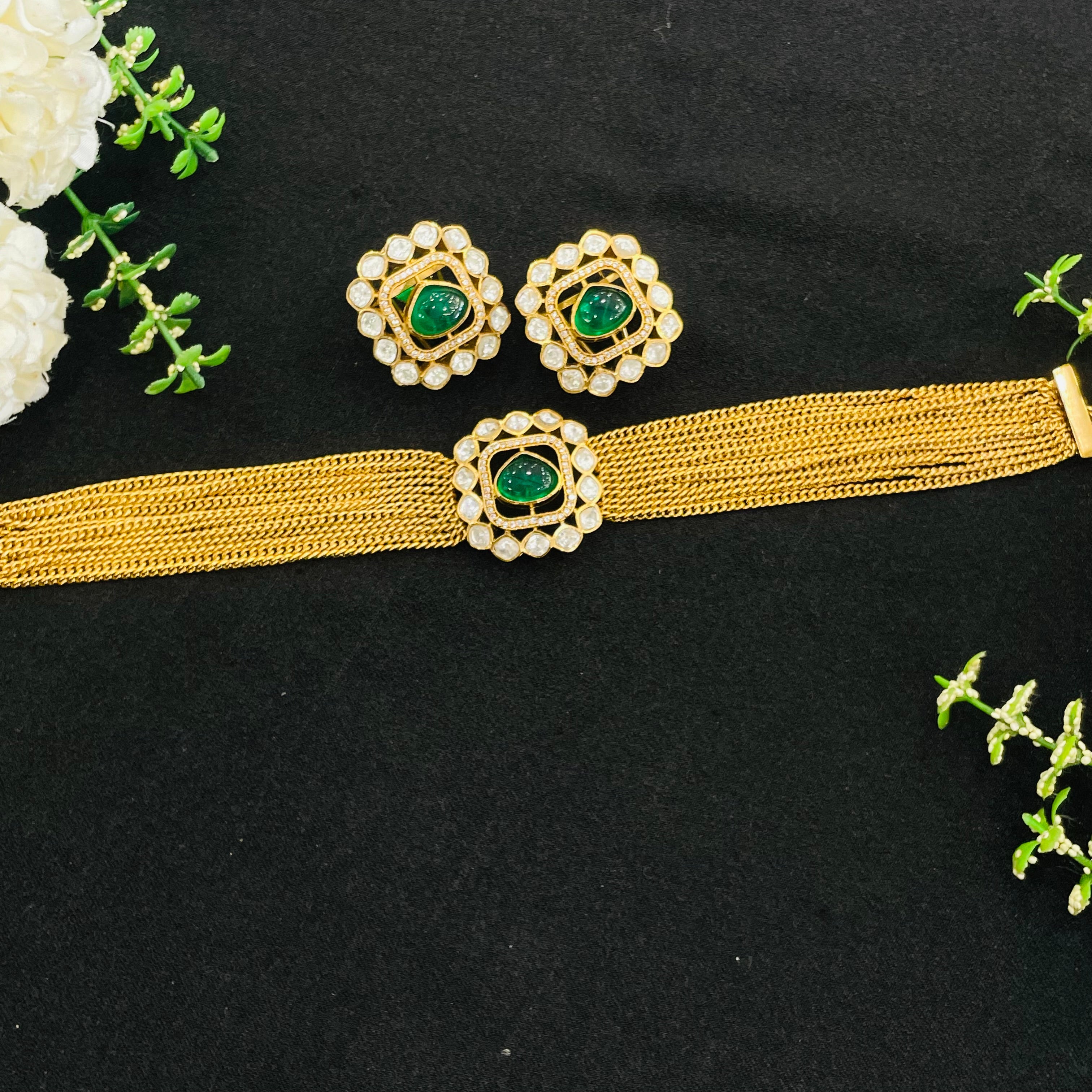 Nayaab savya choker