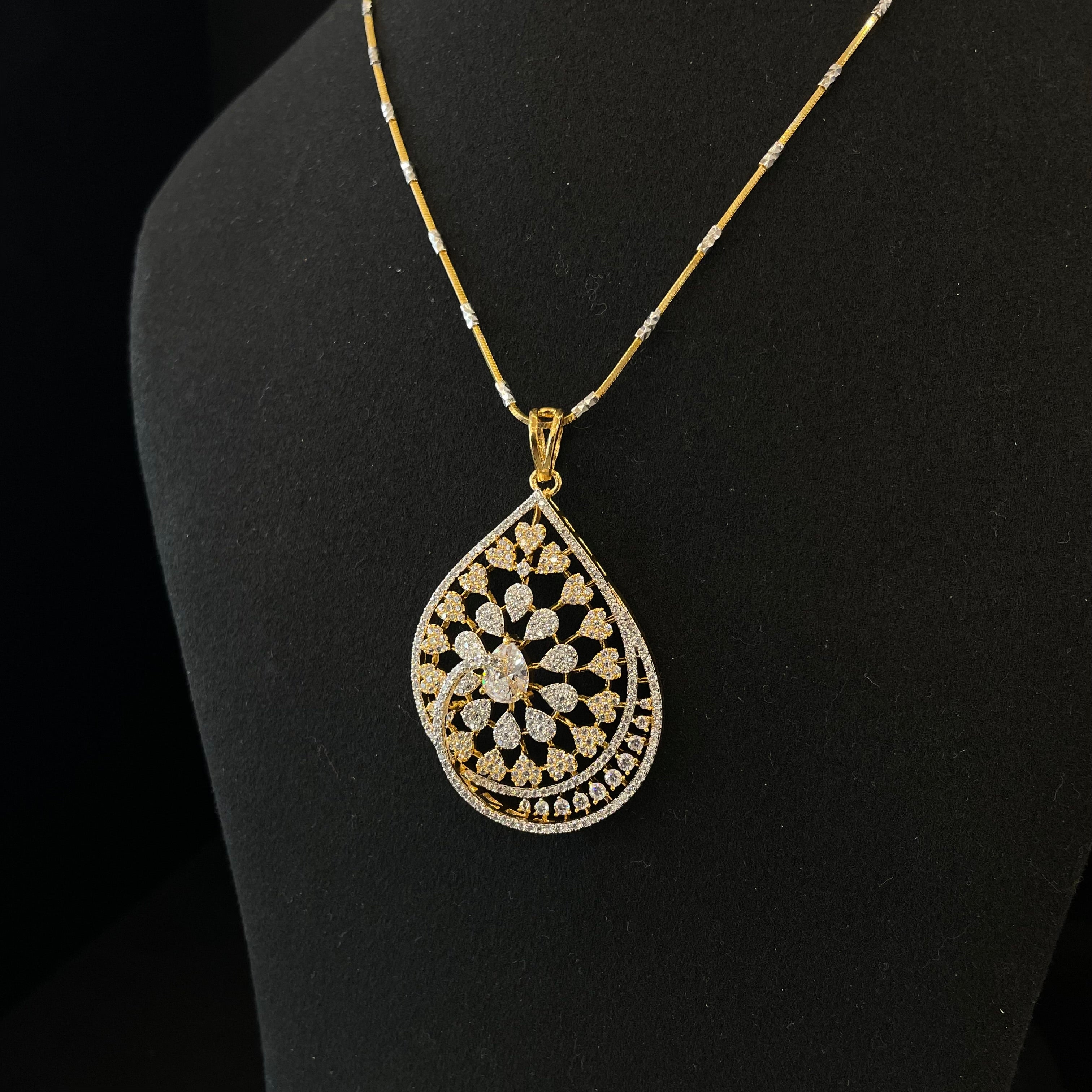 AD Samaira Pendant Set