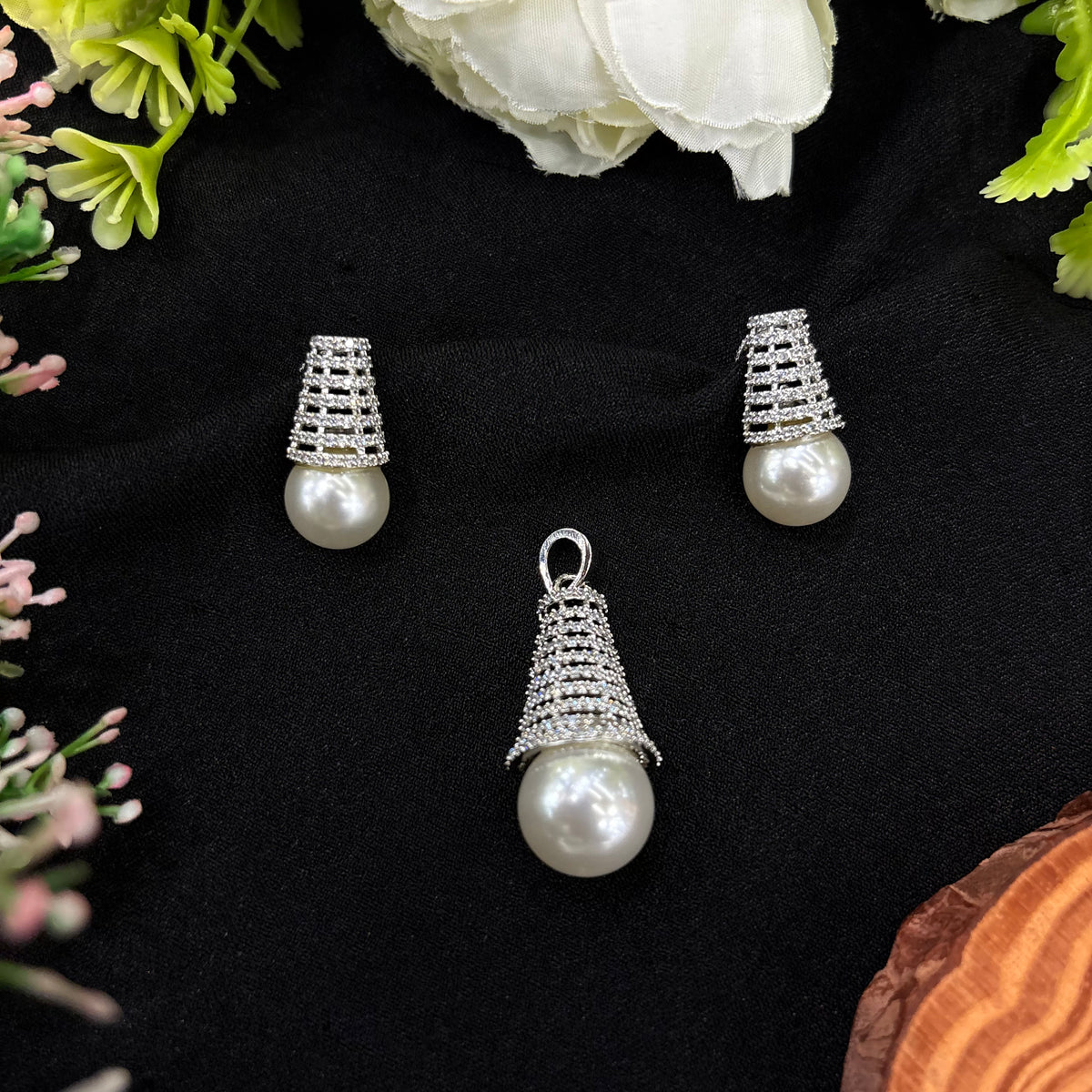 Elora Pearl Pendant Set
