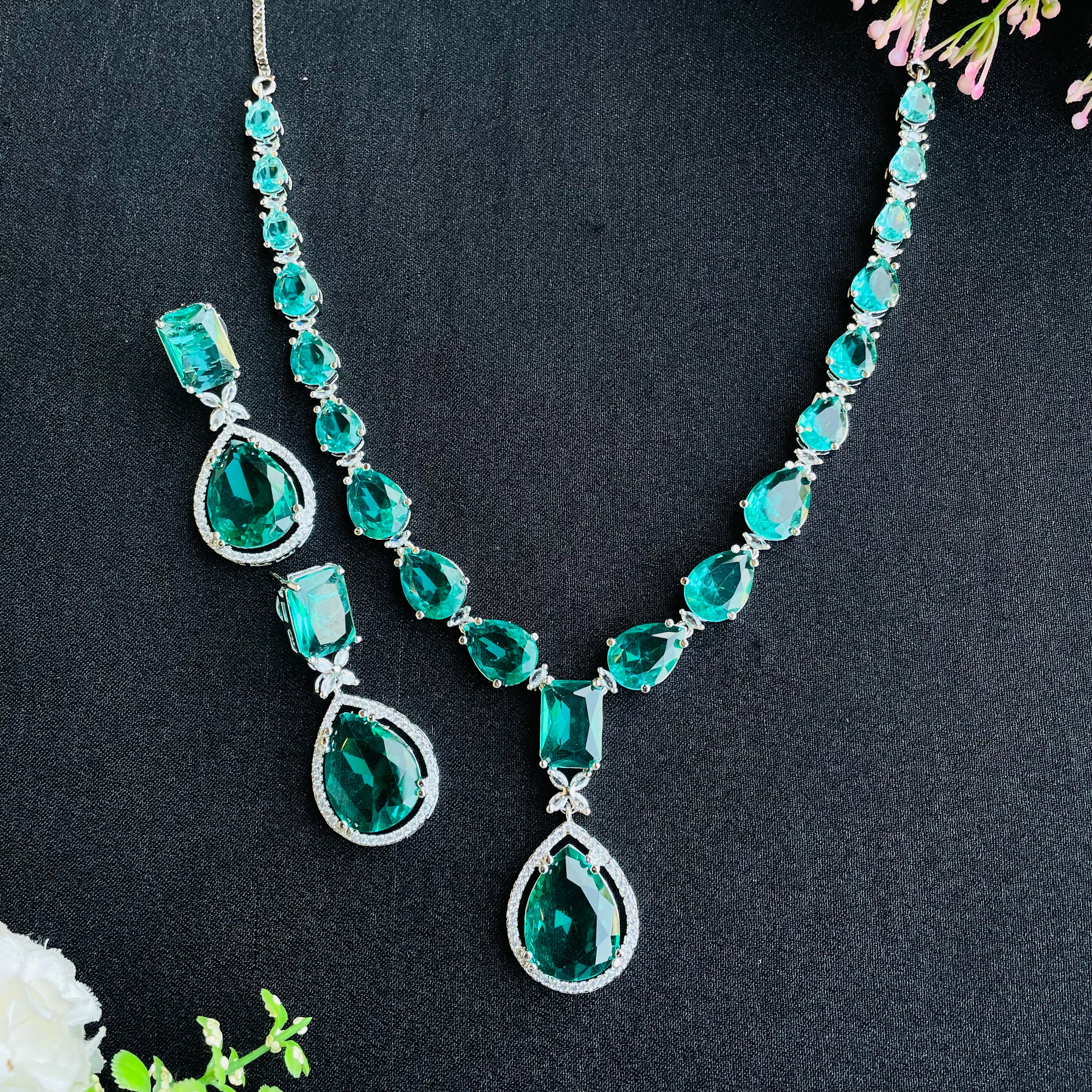 kiara emerald  ad Neckpiece