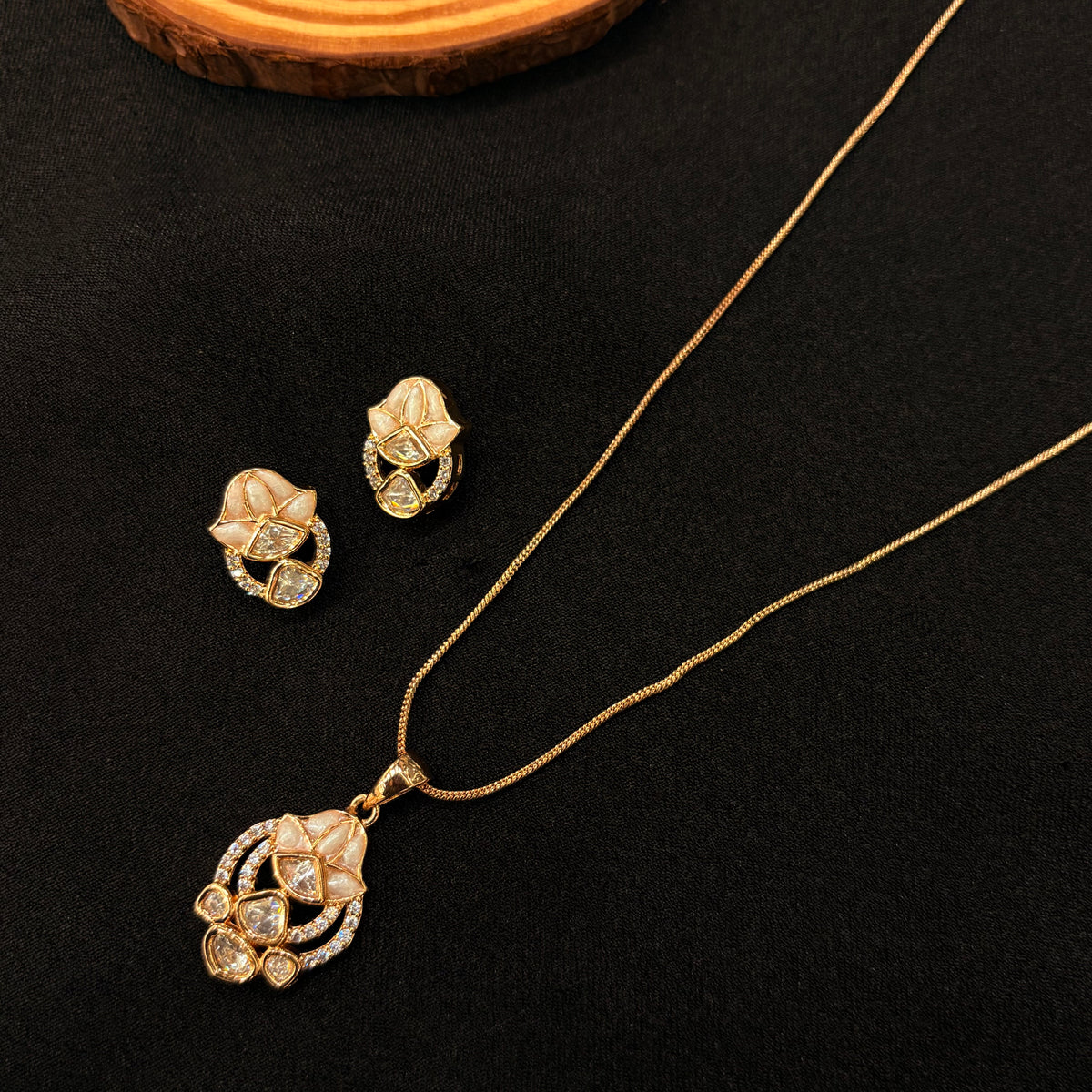 Aavya Floral Pendant Set