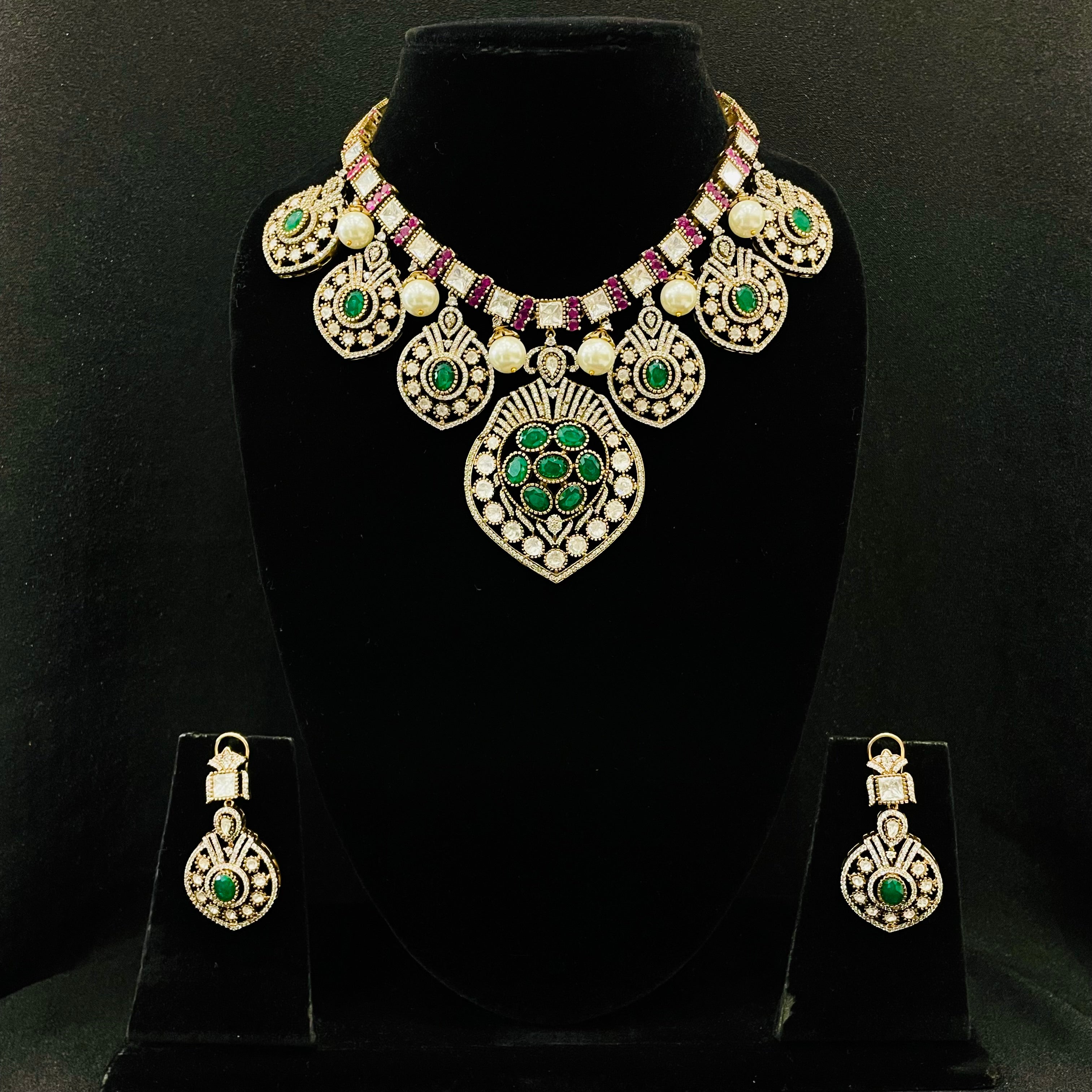 Nayaab Ramya Neckpiece