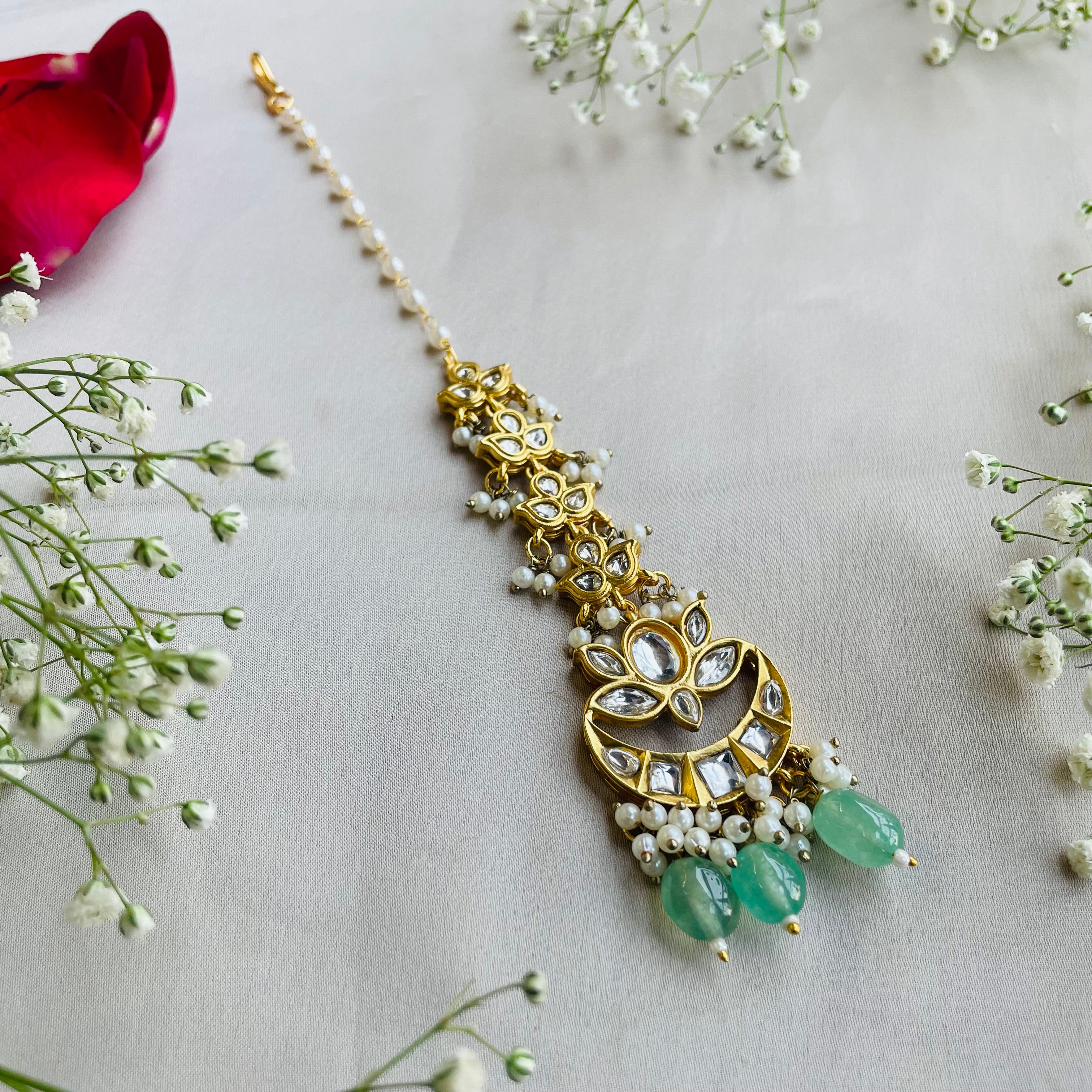 Nayaab Sara Kundan Neckpiece