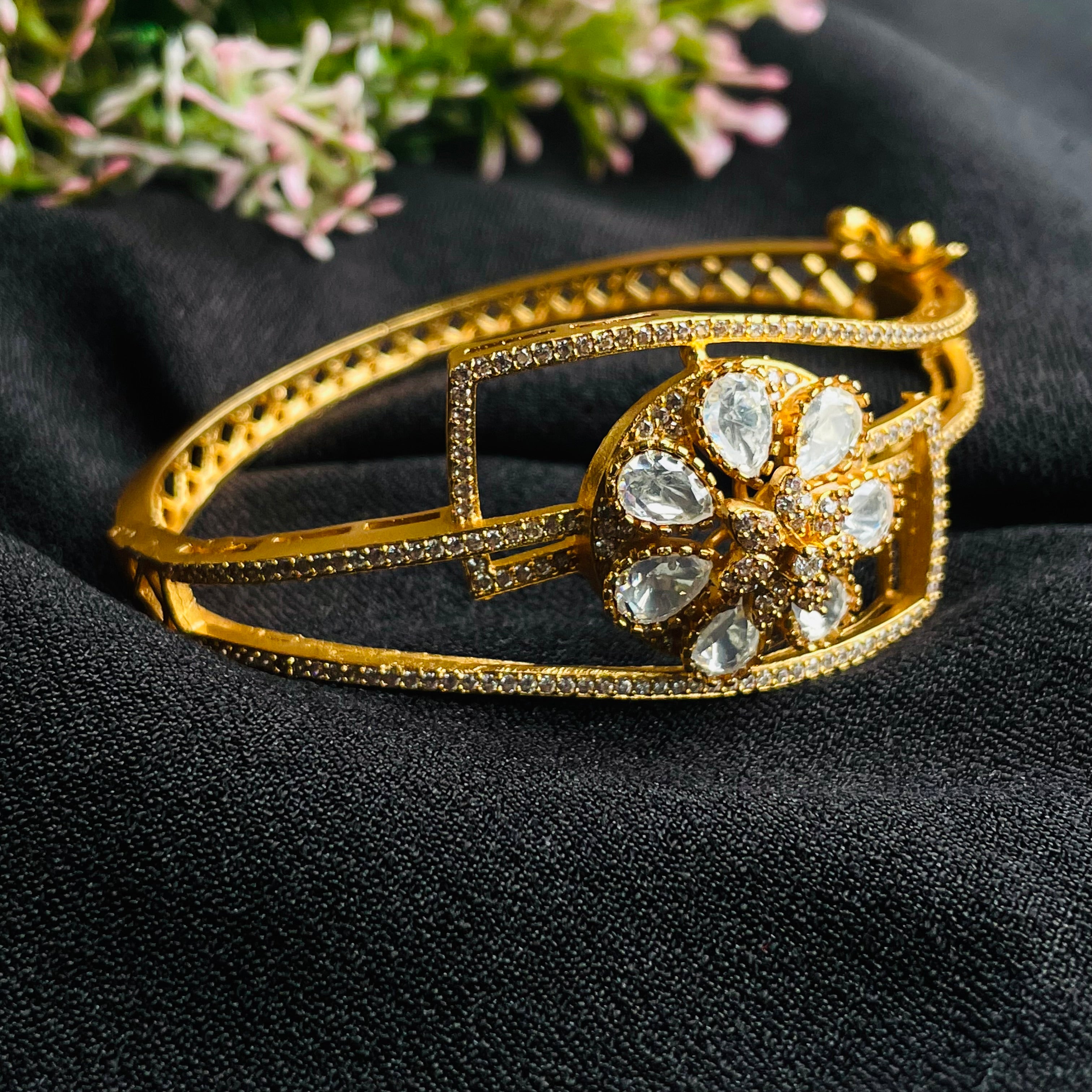 Nayaab jivika Polki Bracelet