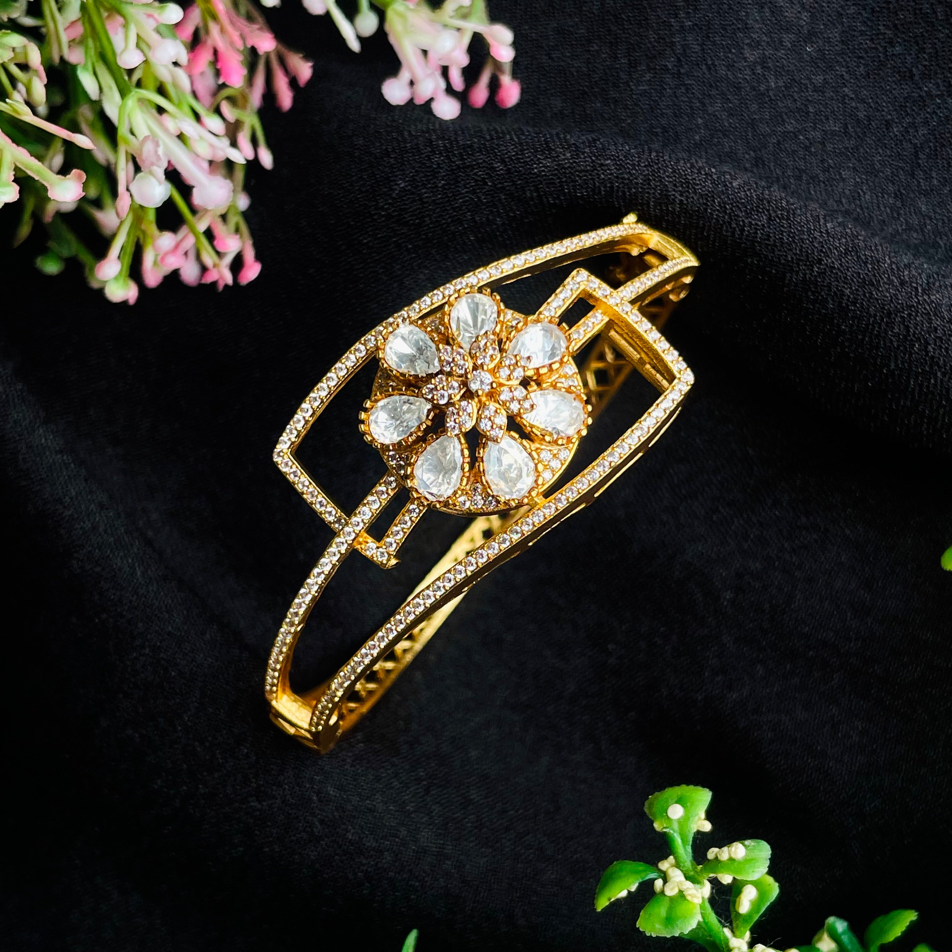 Nayaab jivika Polki Bracelet