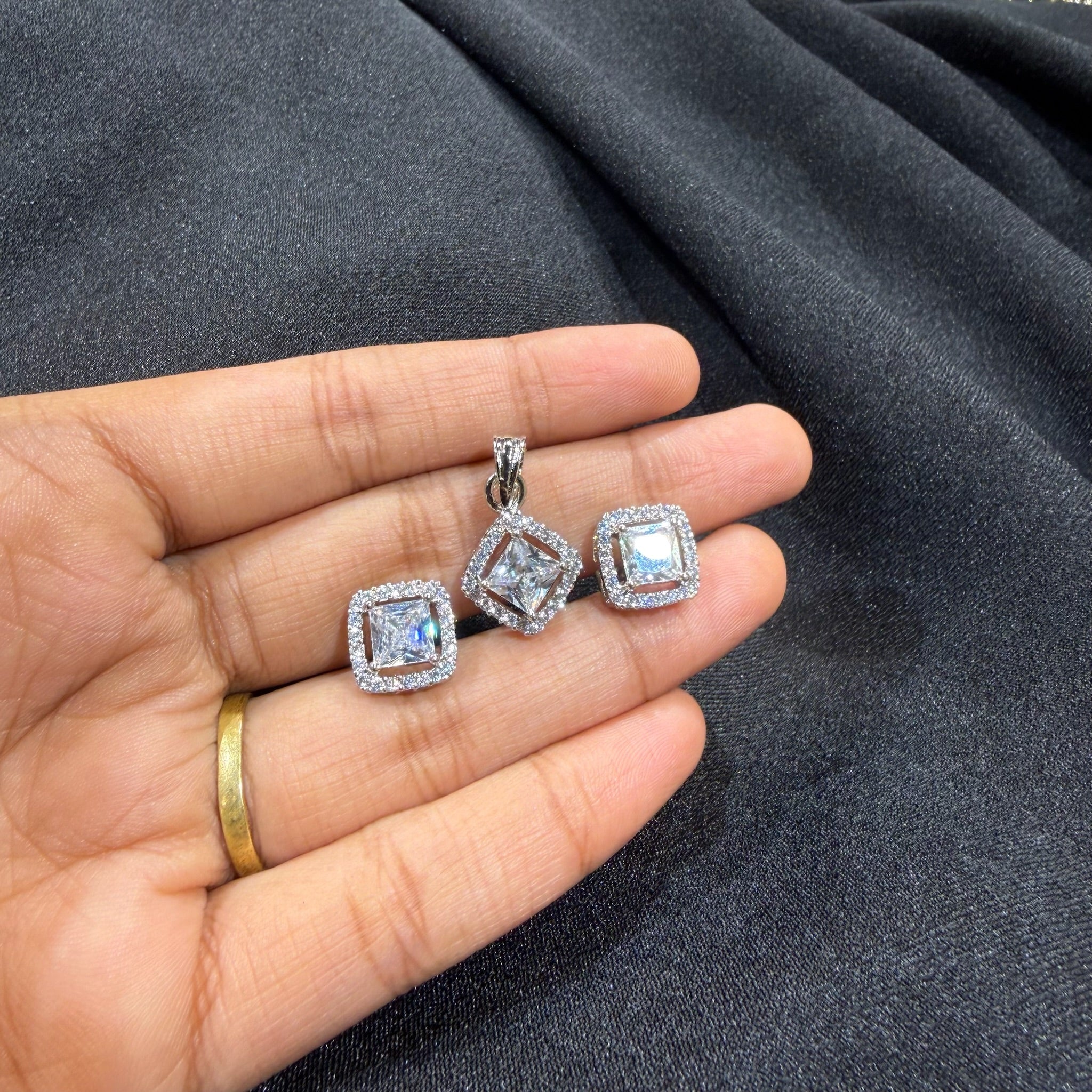 AD Liza Pendant Set