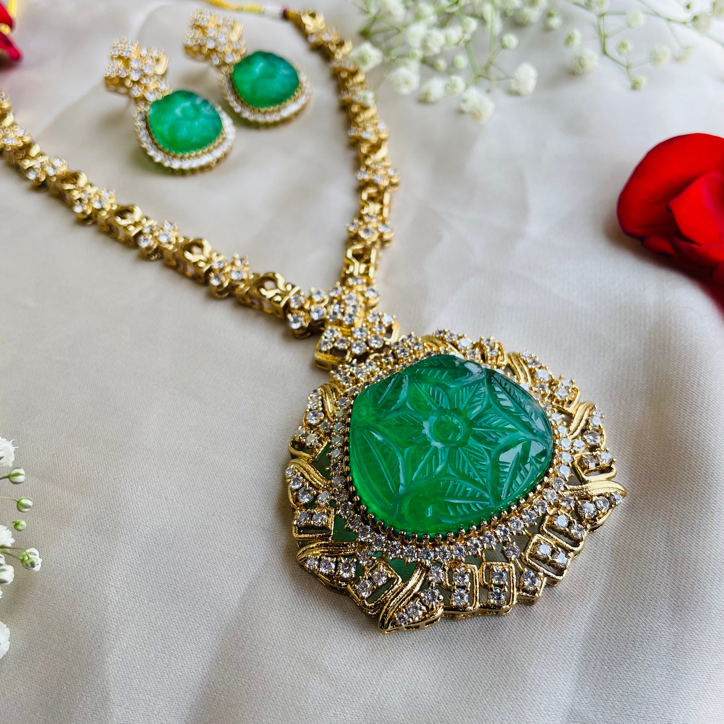 Nayaab Varnika neckpiece