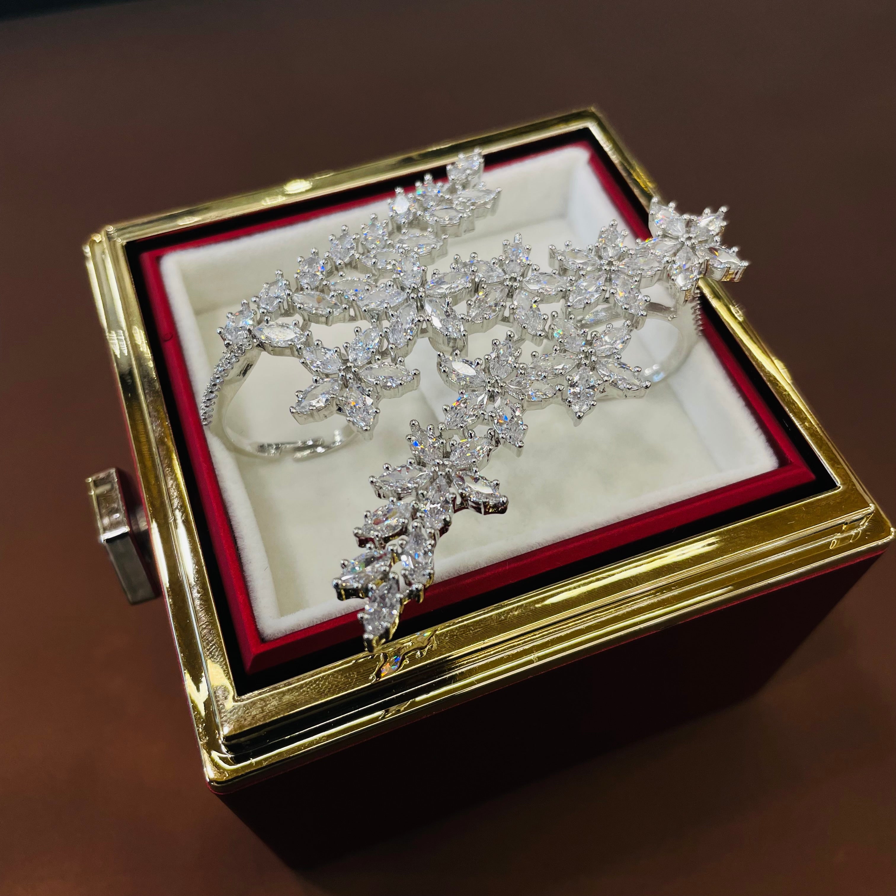 Ad Nerissa handcuff