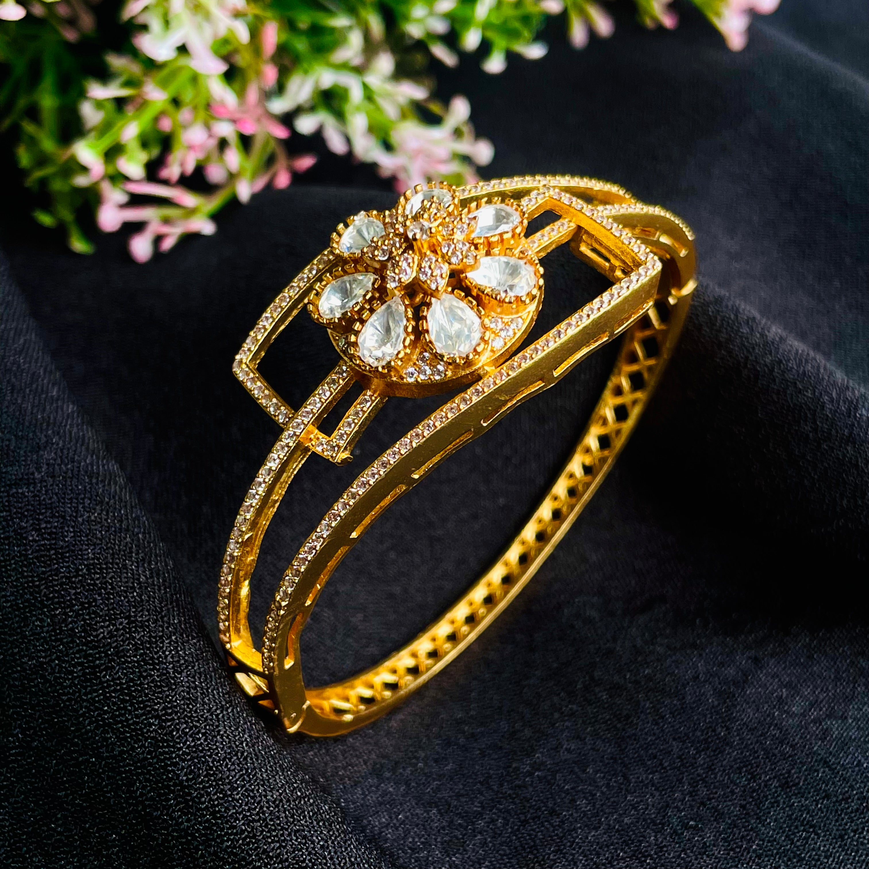 Nayaab jivika Polki Bracelet