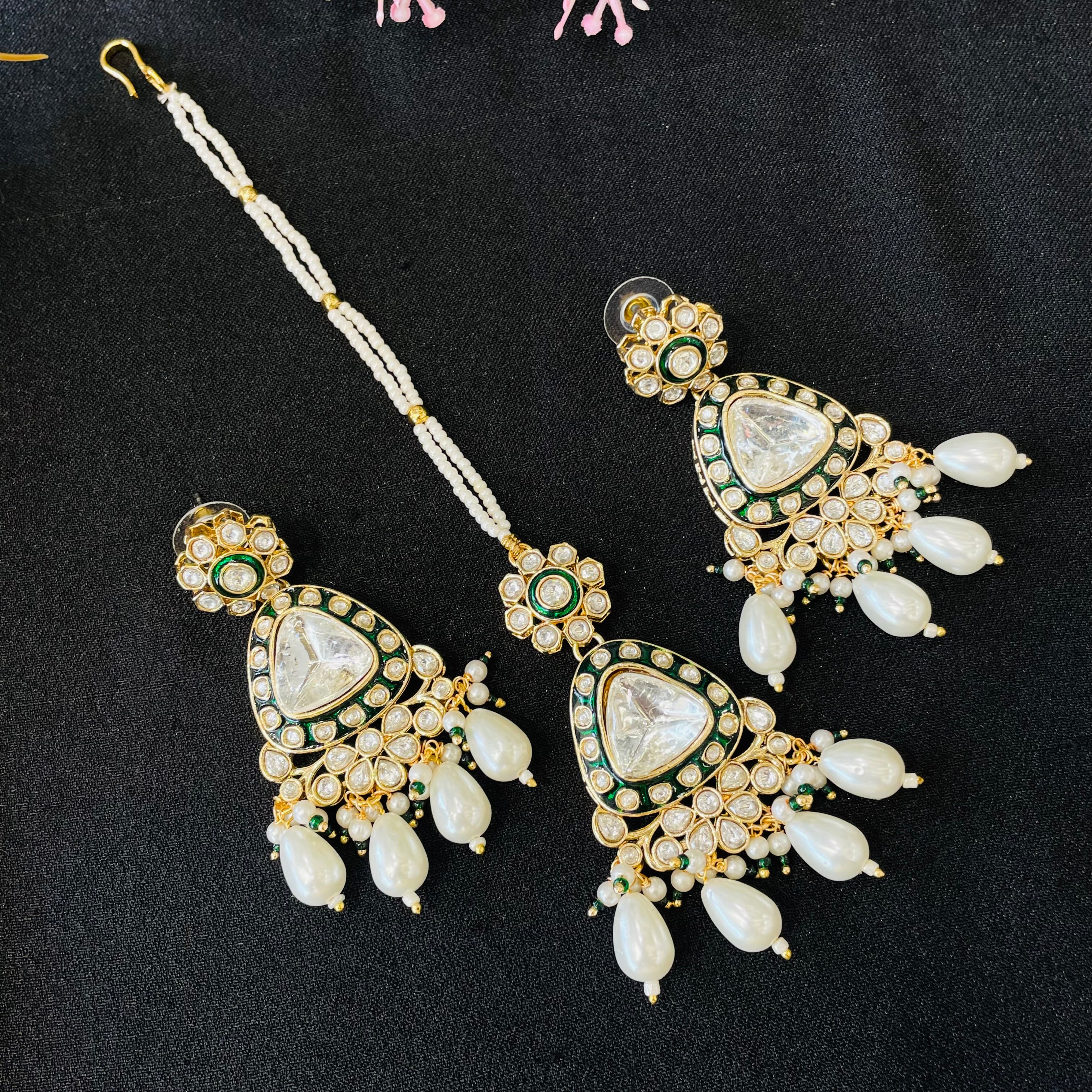 Nayaab Priya Tikka With Earrings