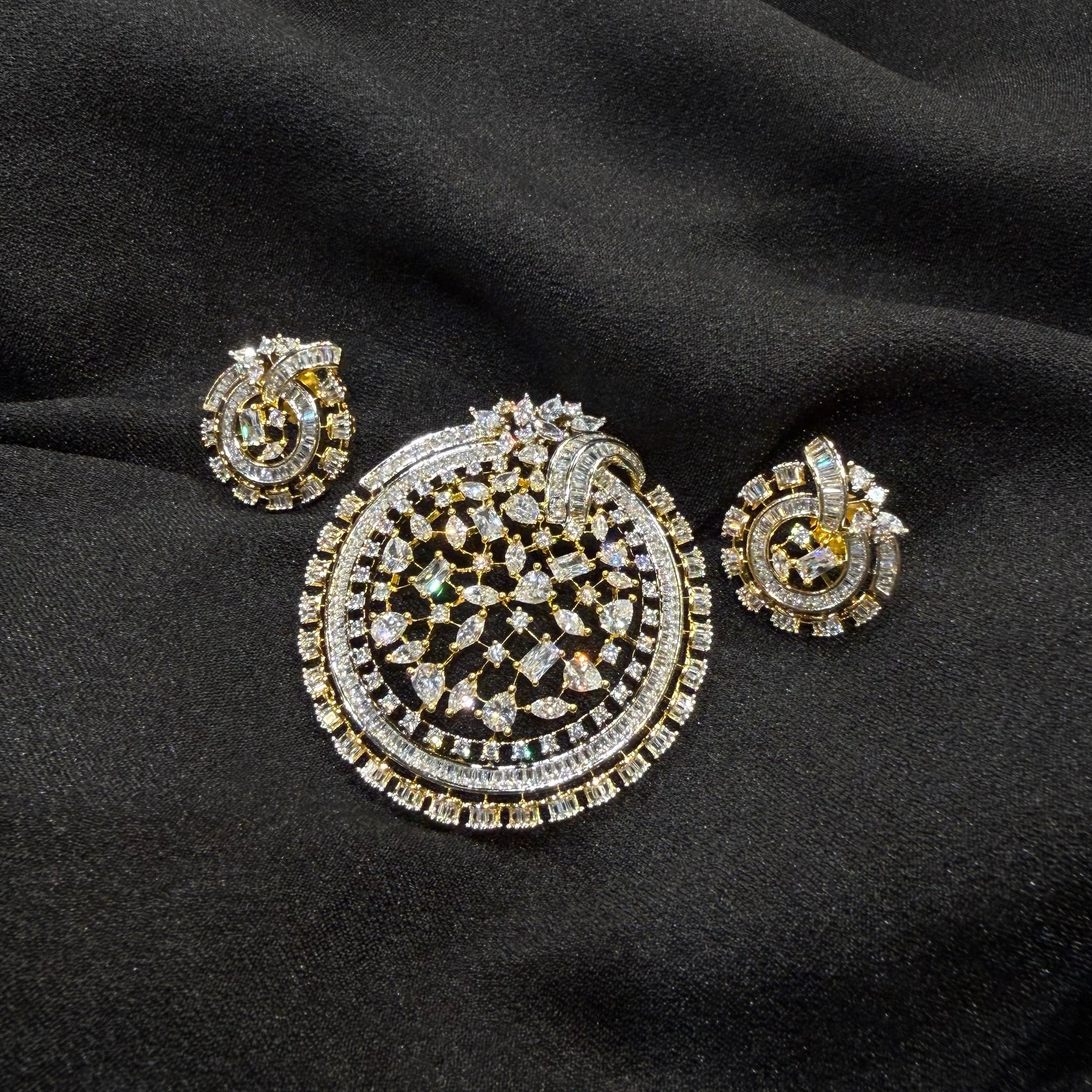 AD Inaya Pendant Set