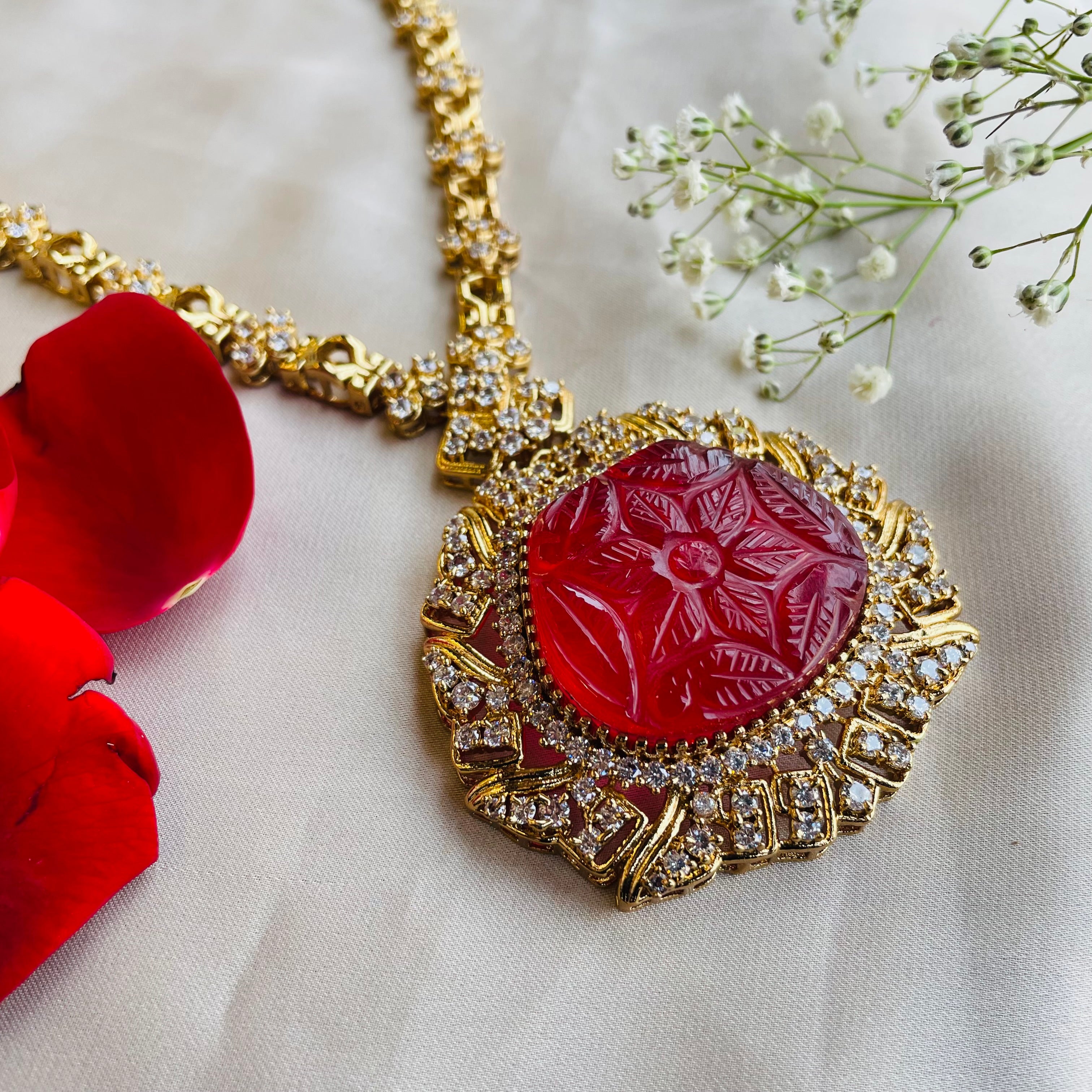 Nayaab Varnika neckpiece