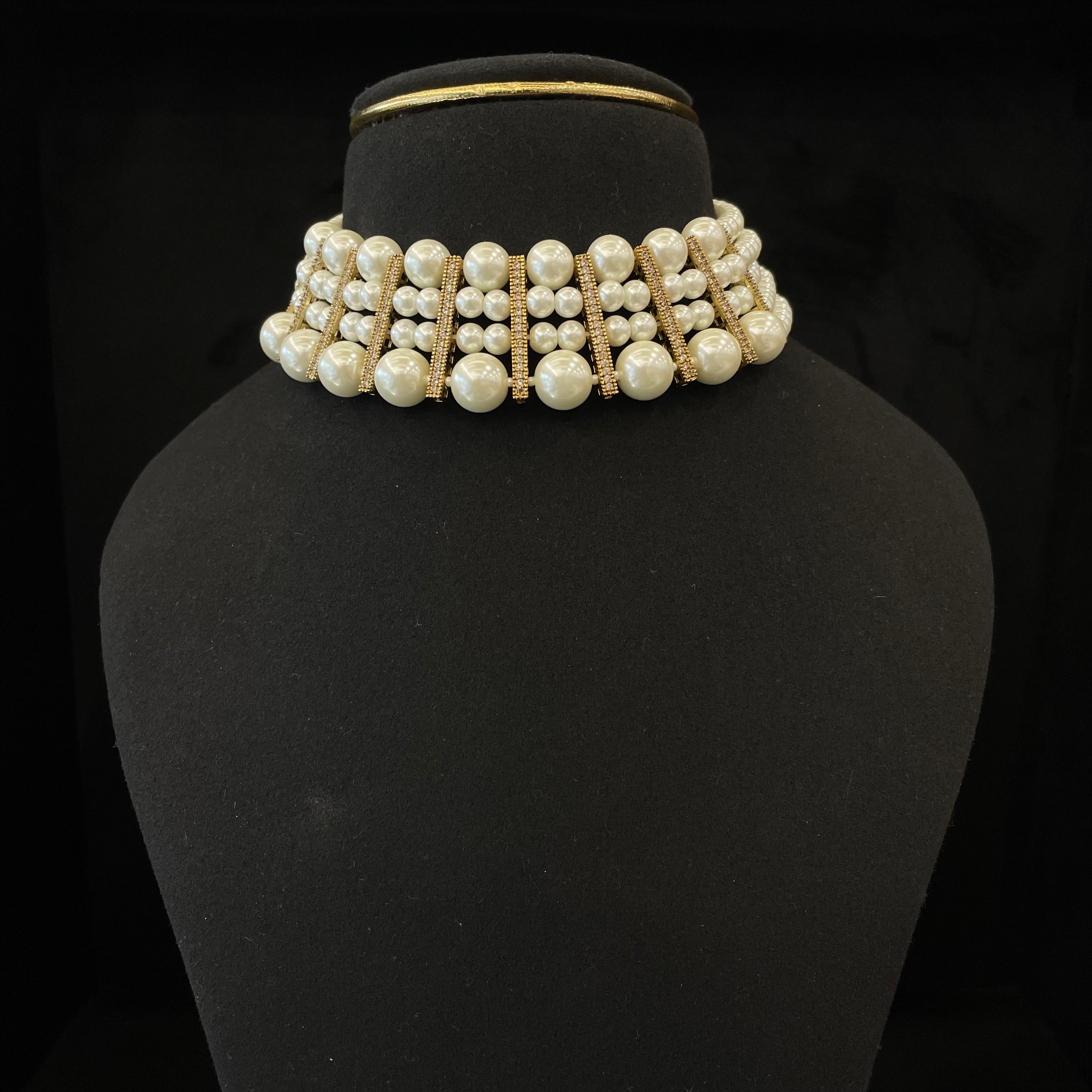 Nayaab Elina Pearl Choker