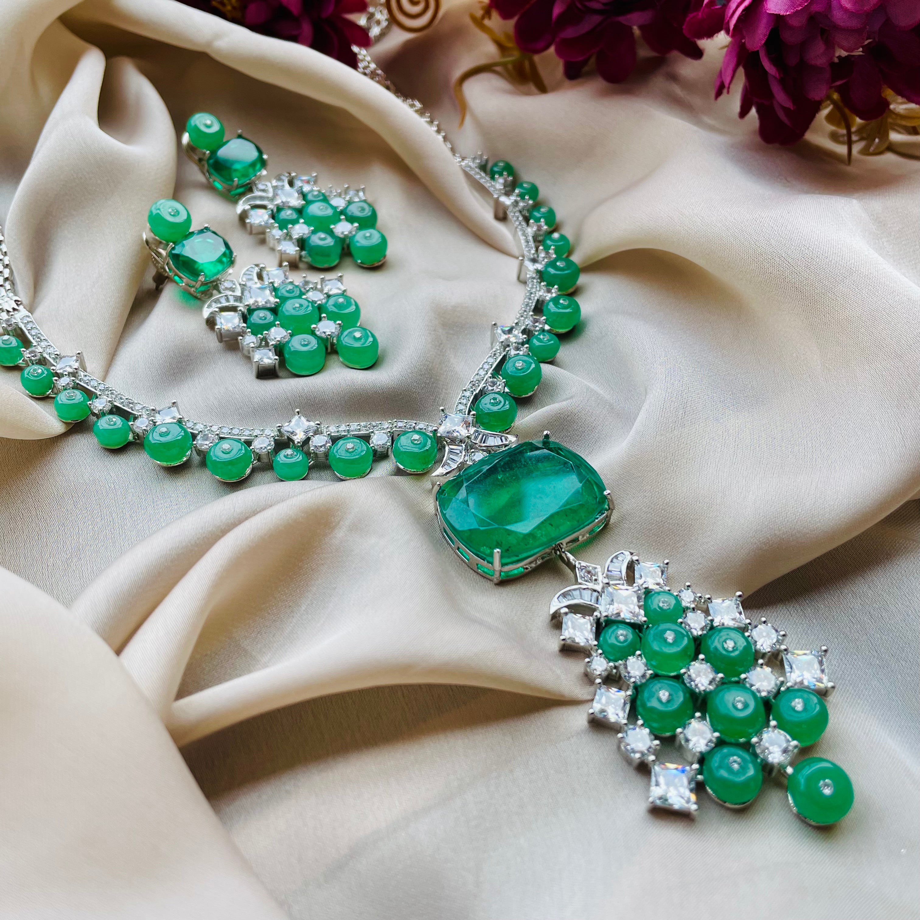 Ad Bella neckpiece