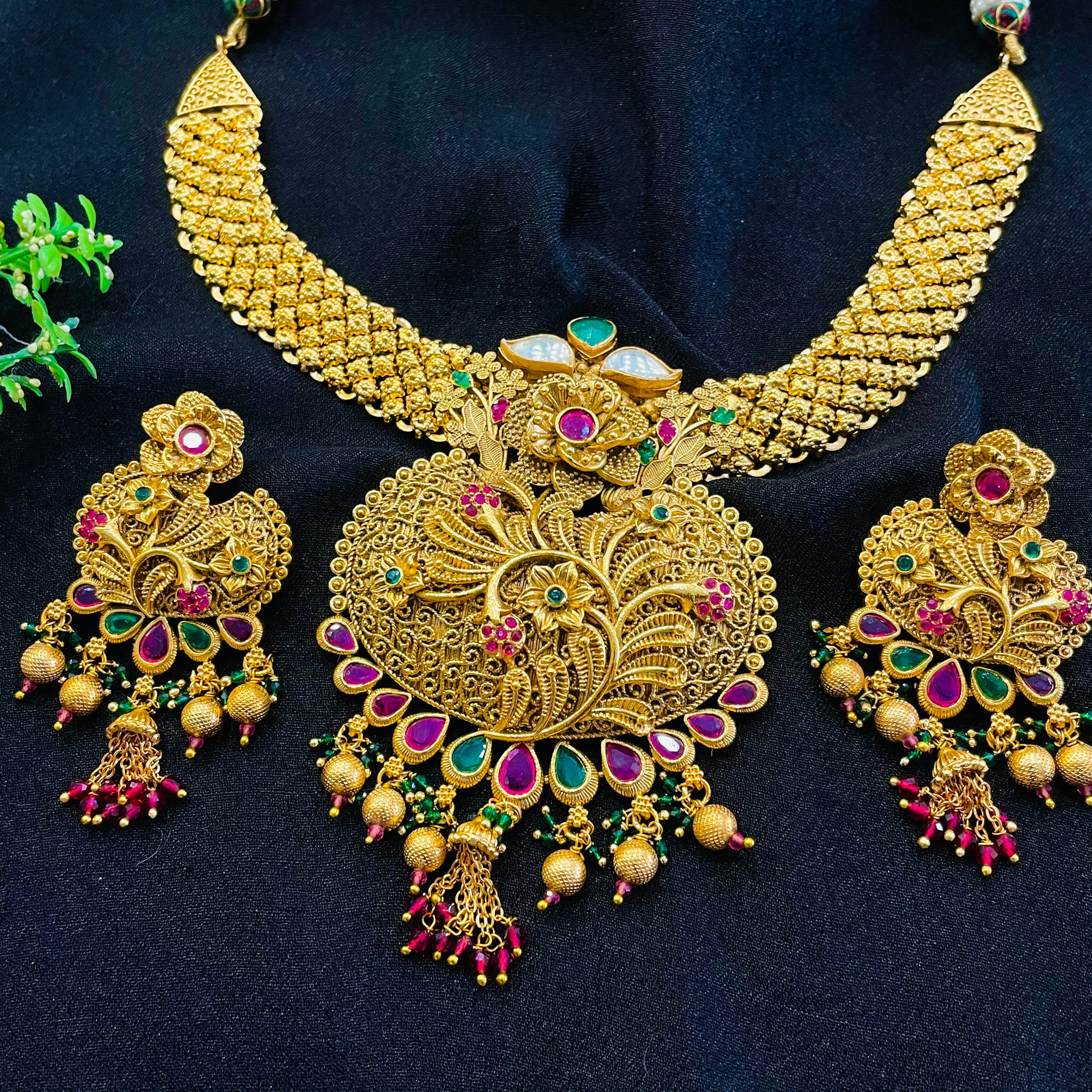 Nayaab Amisha Neckpiece