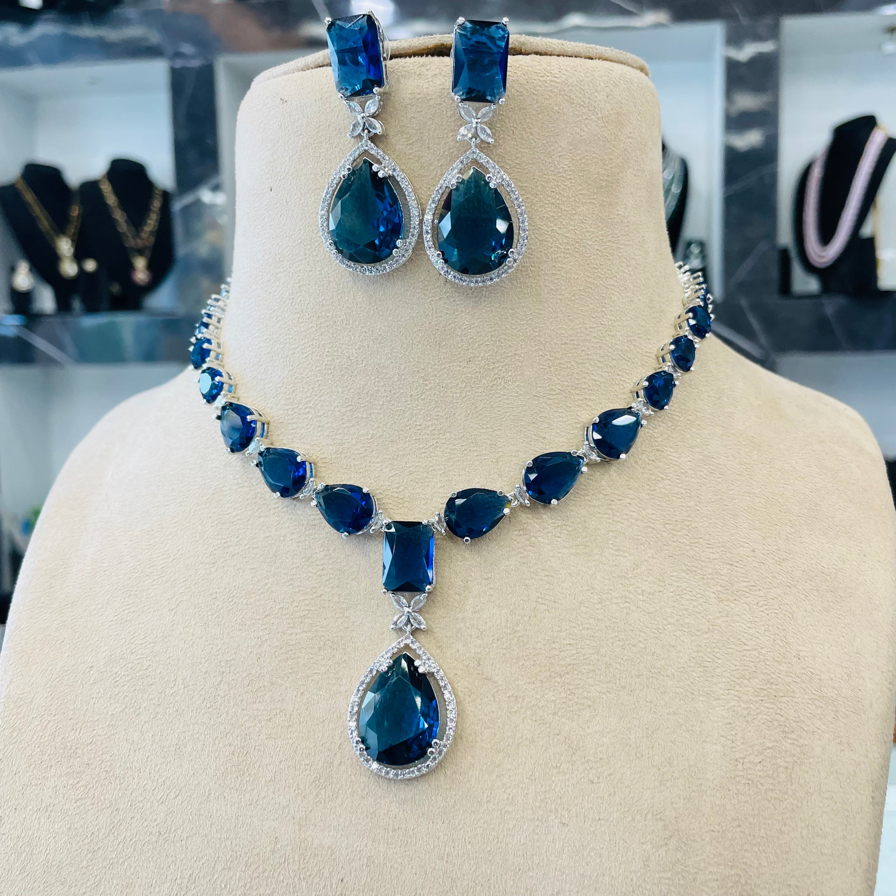 kiara emerald ad Neckpiece