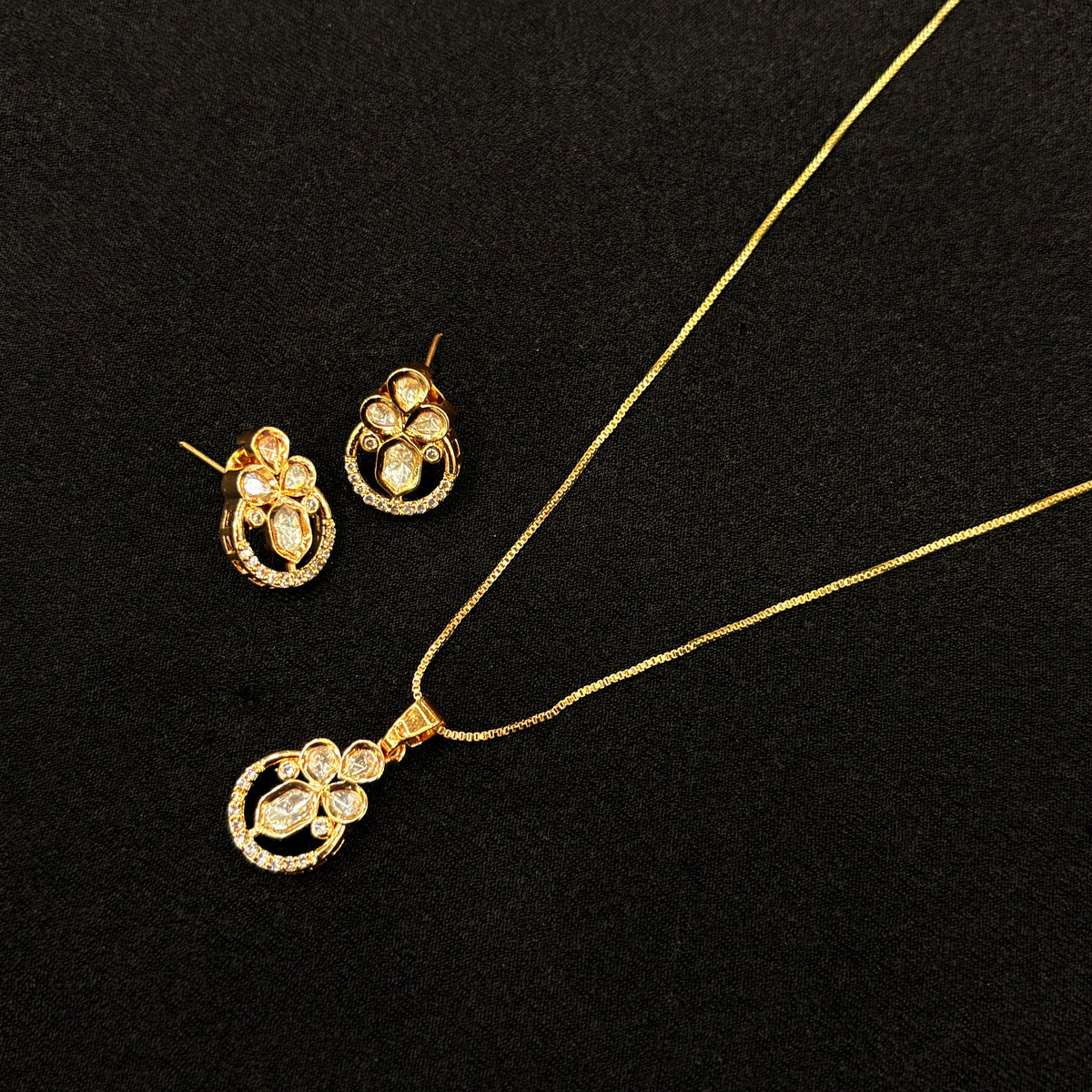 Aarohi Noor Pendant Set
