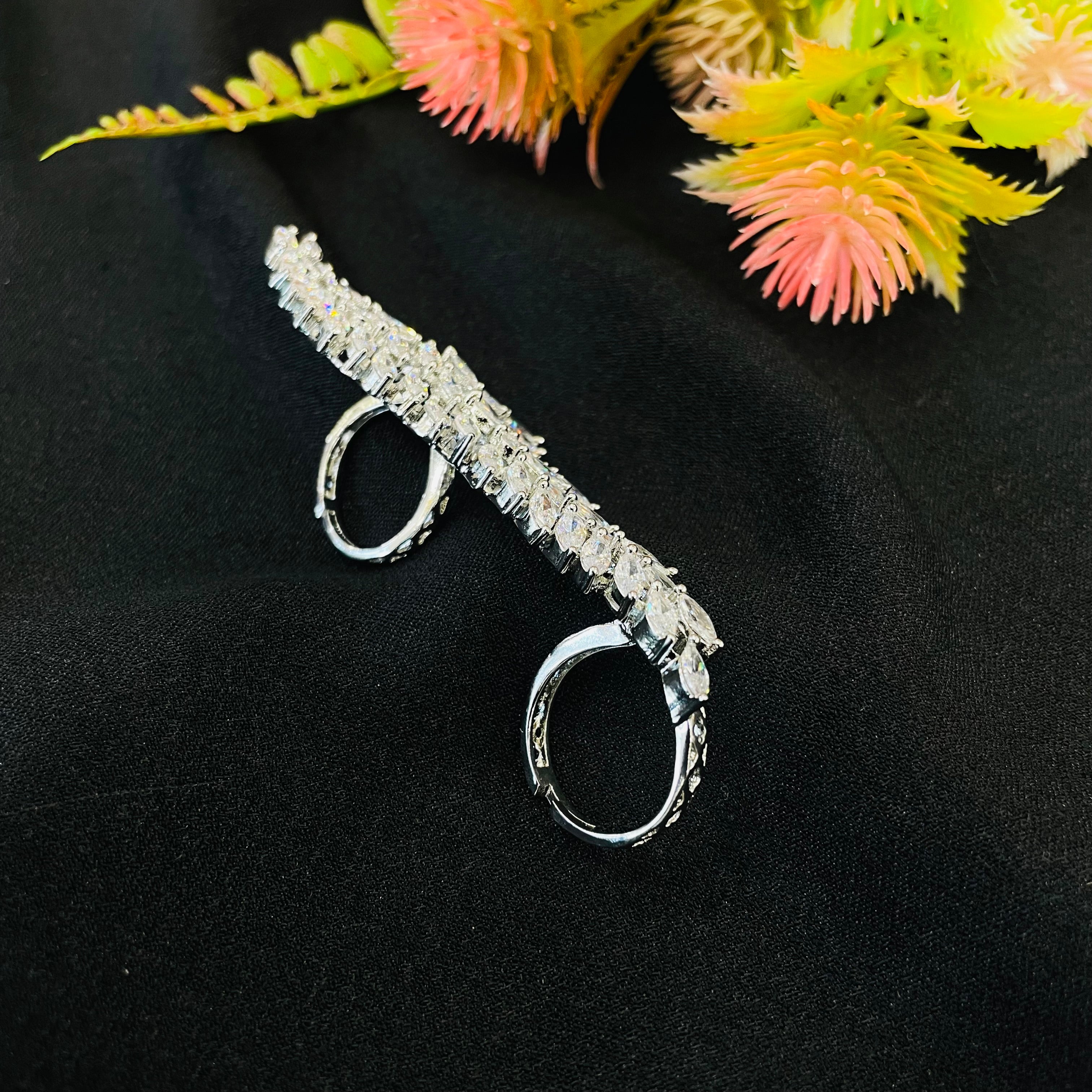 Ad Vaelina Handcuff