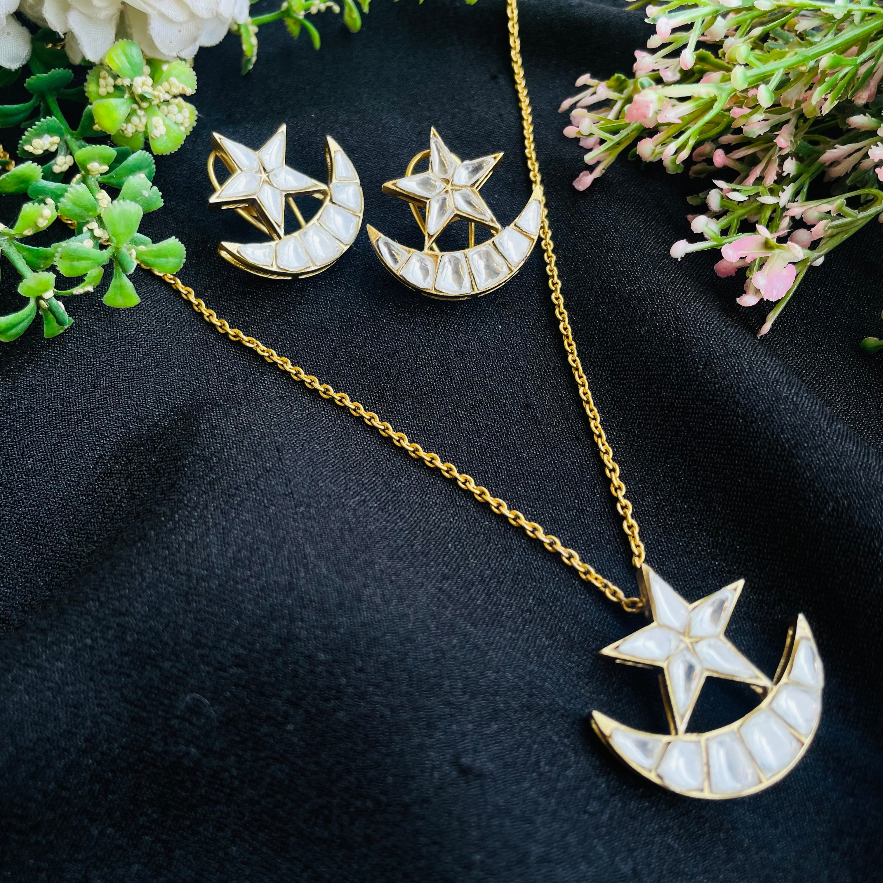 Nayaab Star Kundan Pendant Set