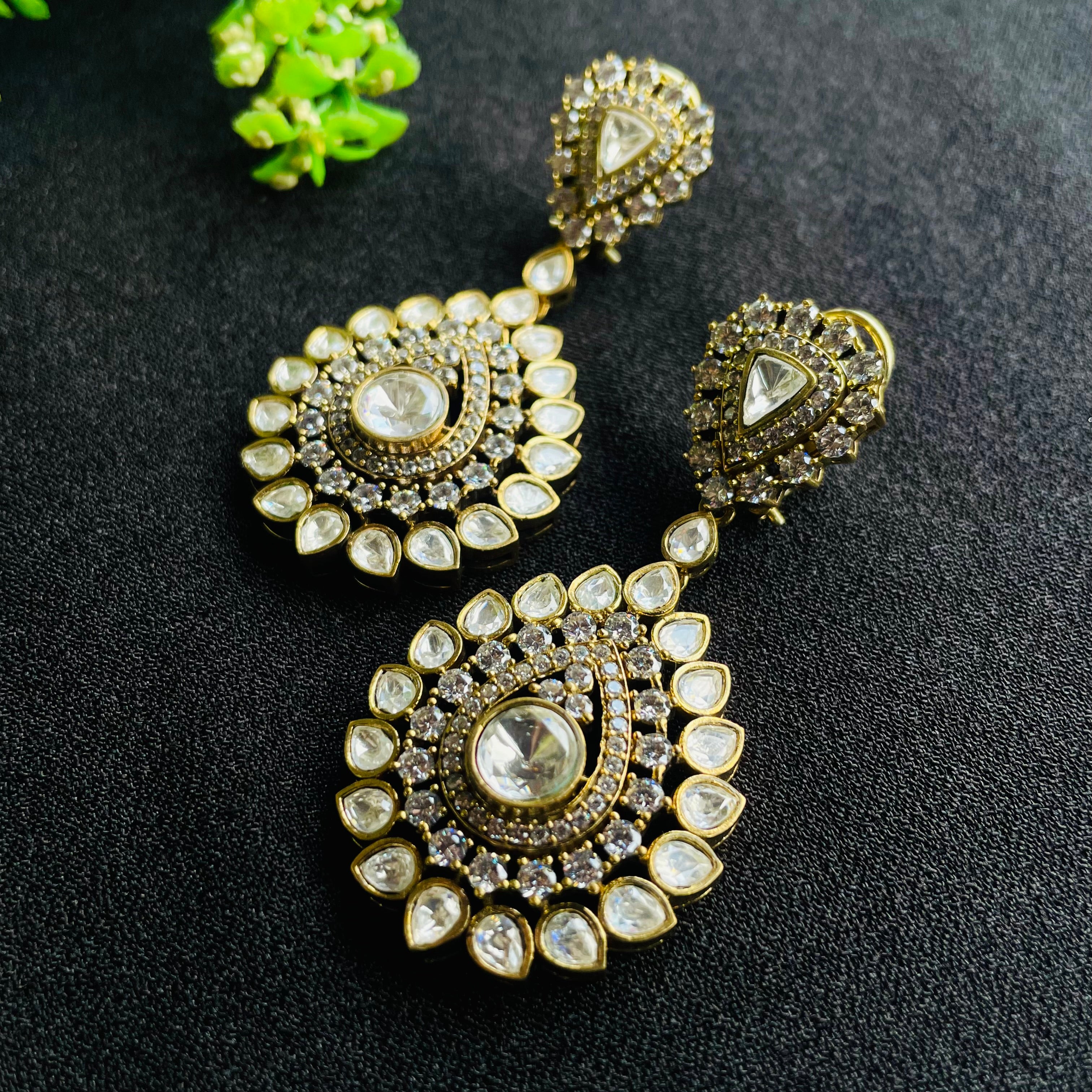 Nayaab Avni Pearl Choker