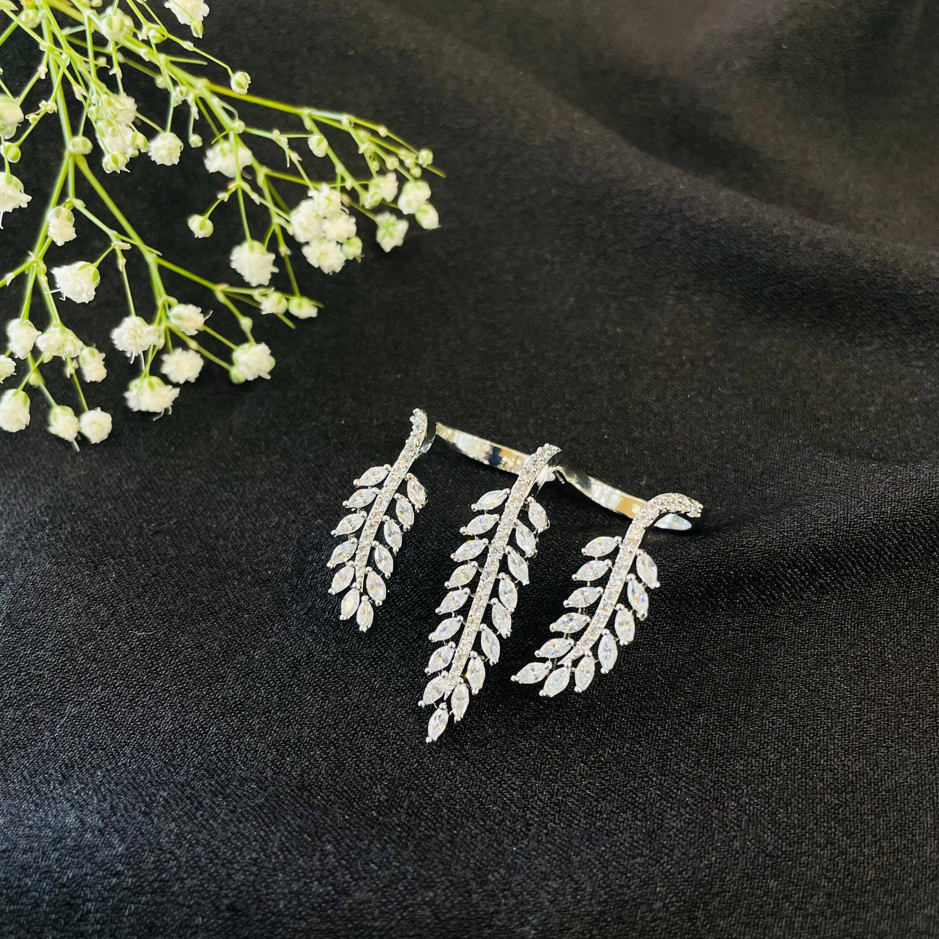 Ad Elara Hand Cuff with ring