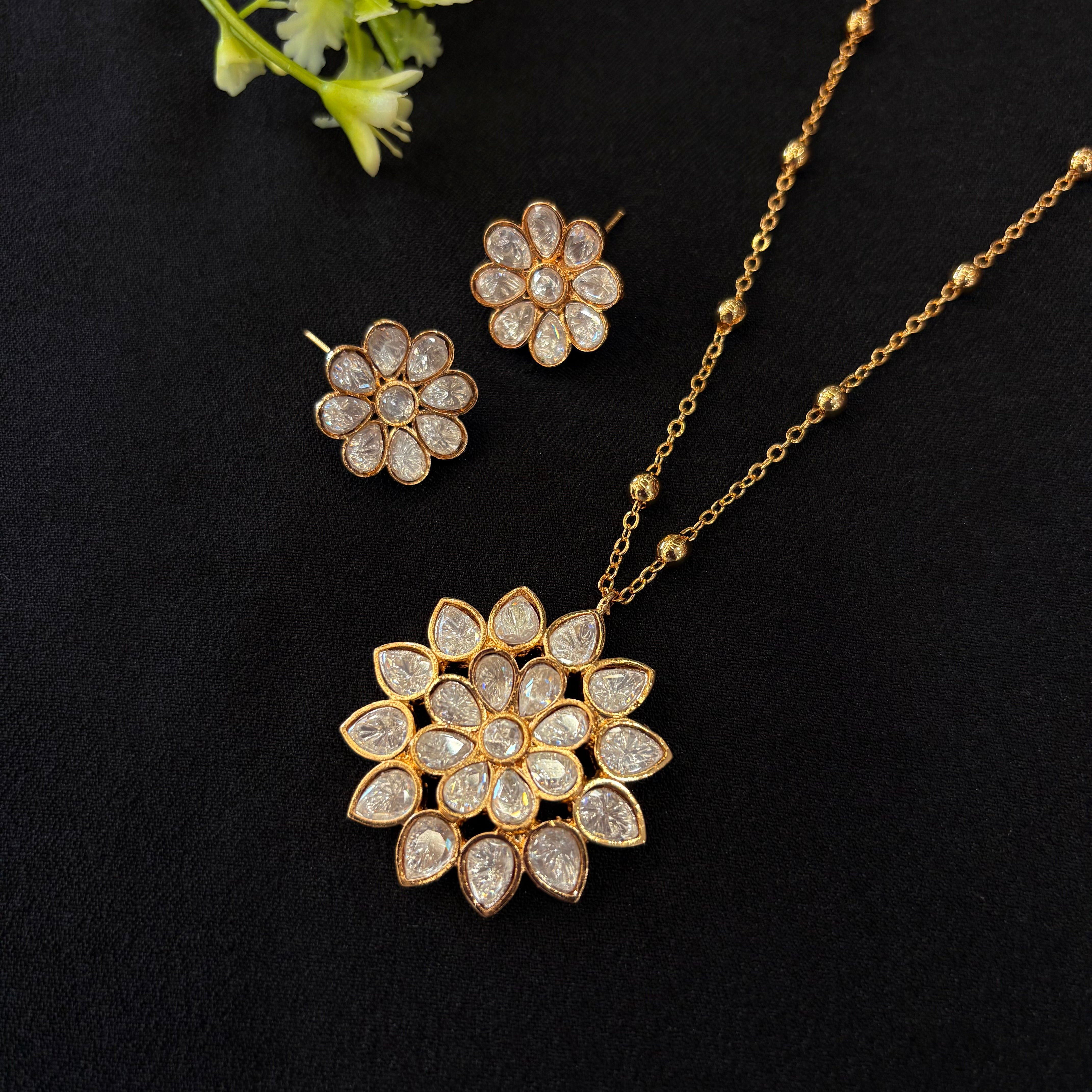 Aarini Polki Pendant Set