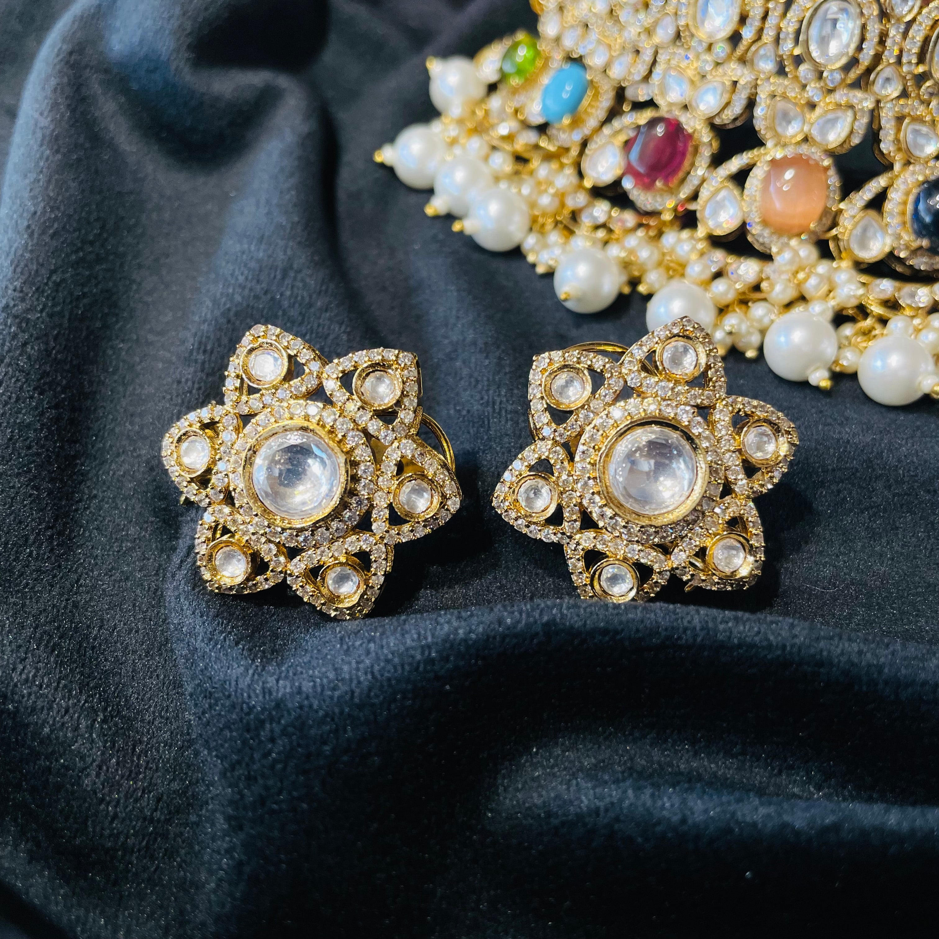 Nayaab Navratna Neckpiece