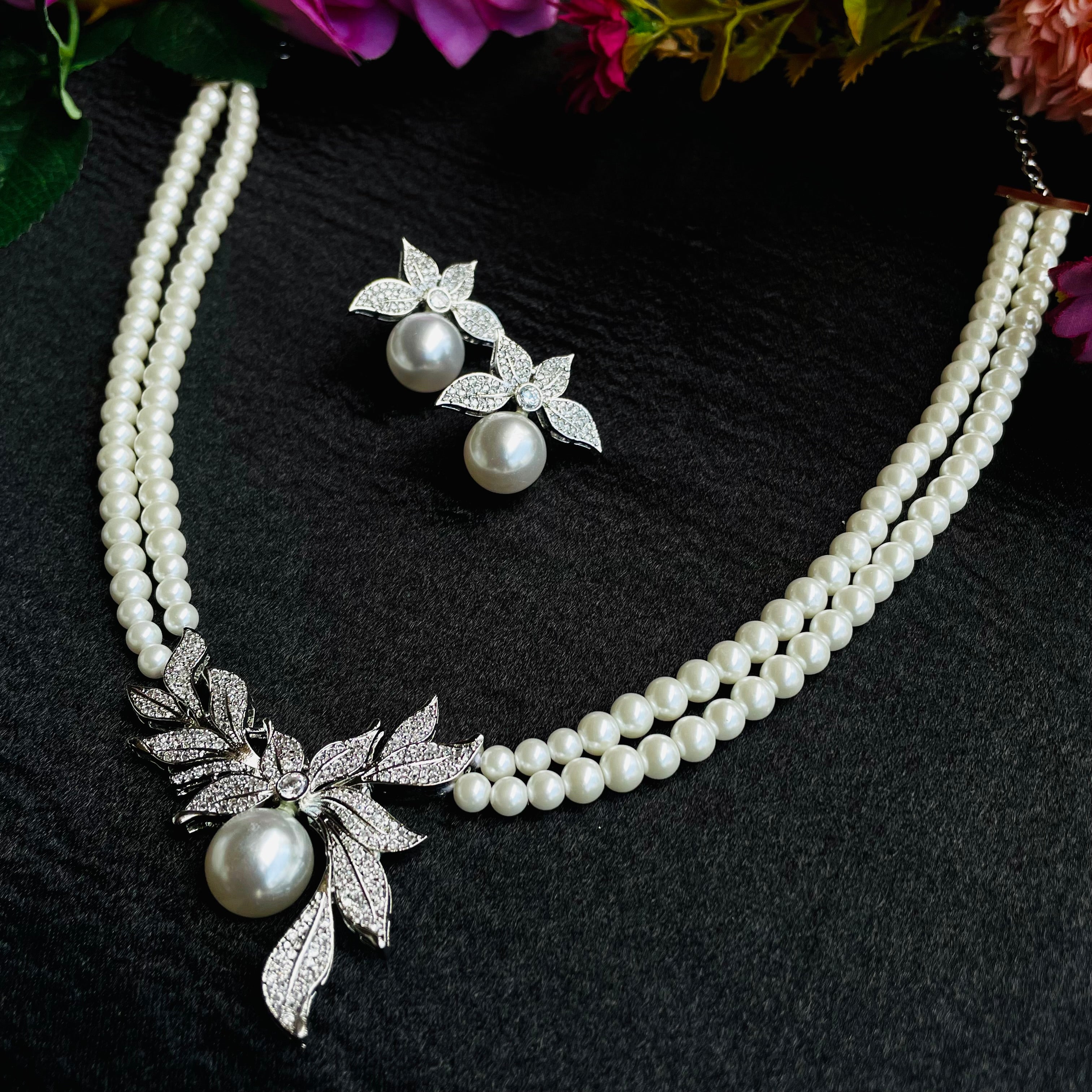 Ad Nora Pearl Neckpiece