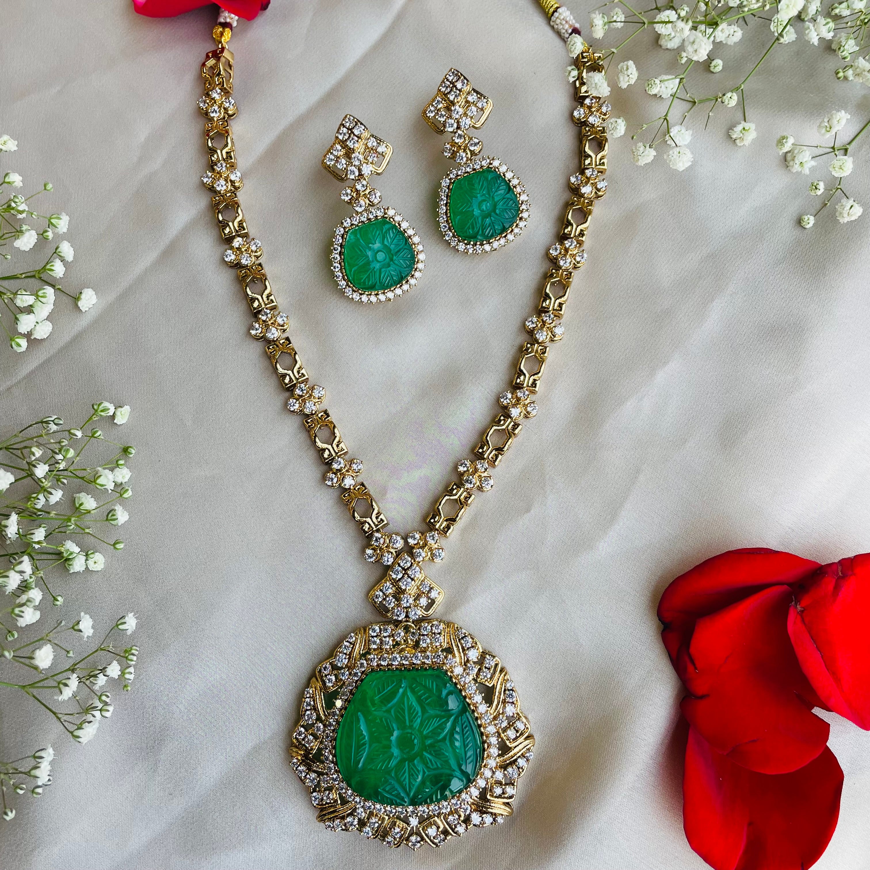 Nayaab Varnika neckpiece