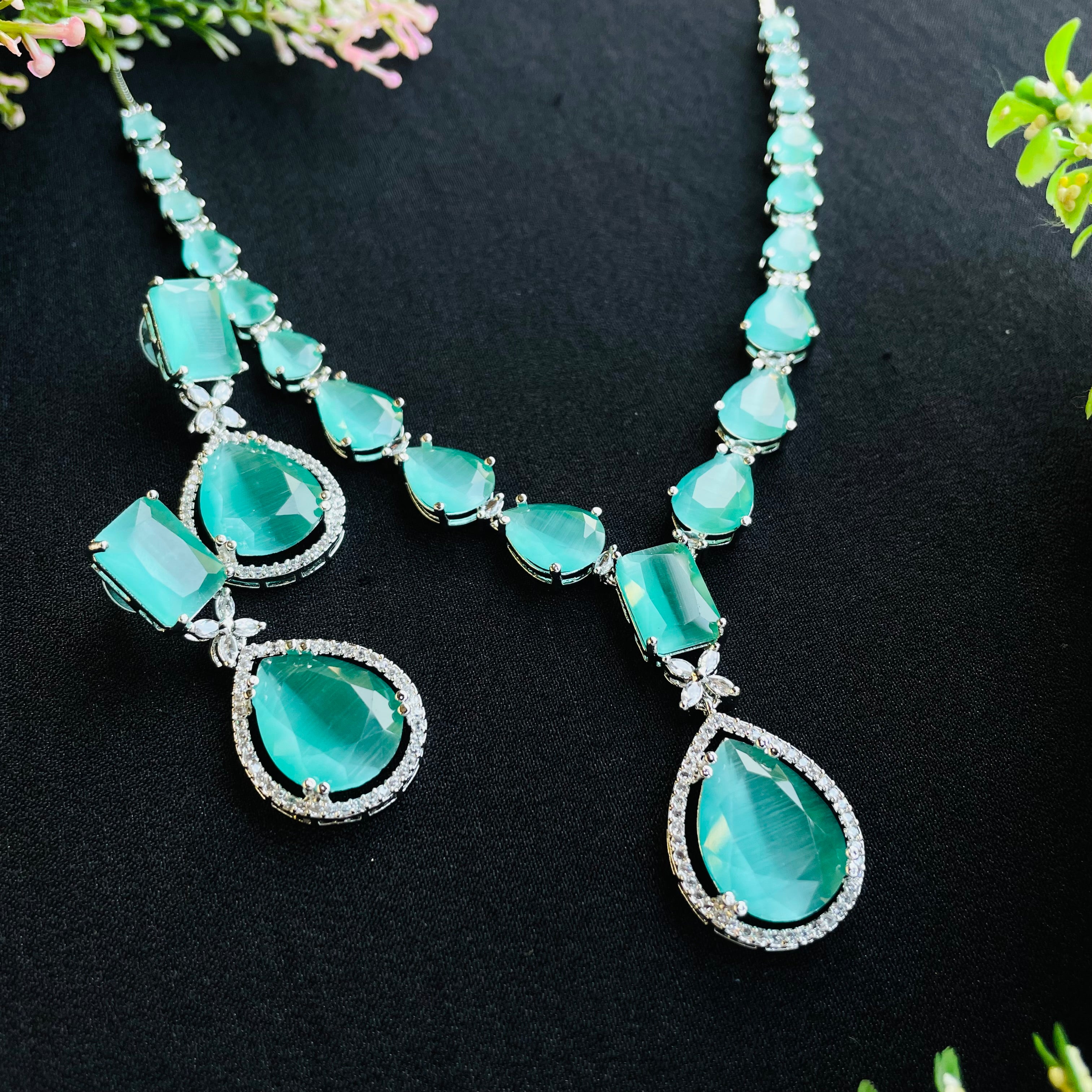 kiara emerald  ad Neckpiece
