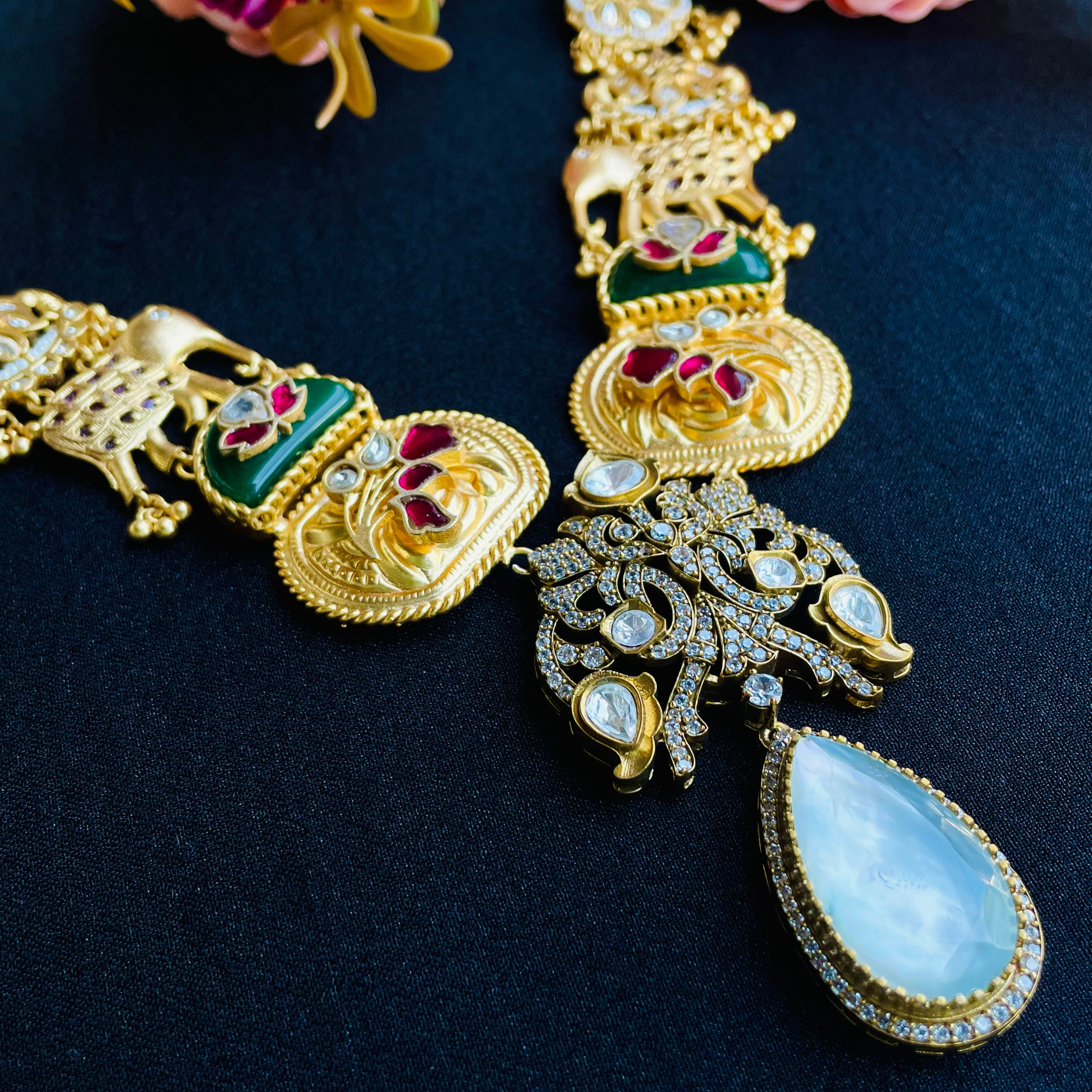 Nayaab bindu neckpiece