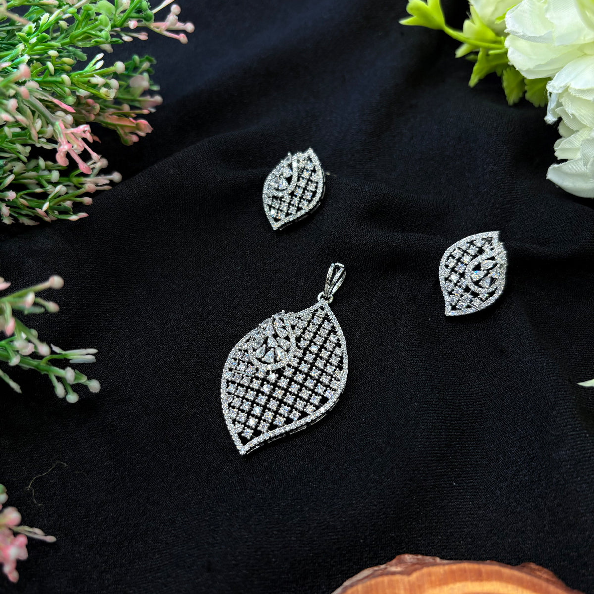 Veyra Leaf Pendant Set