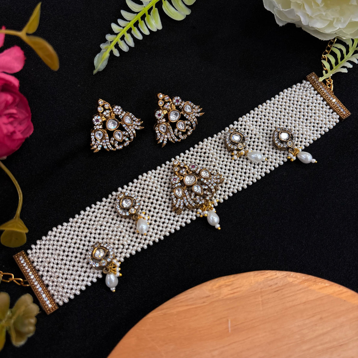 Nayaab Vanya Choker