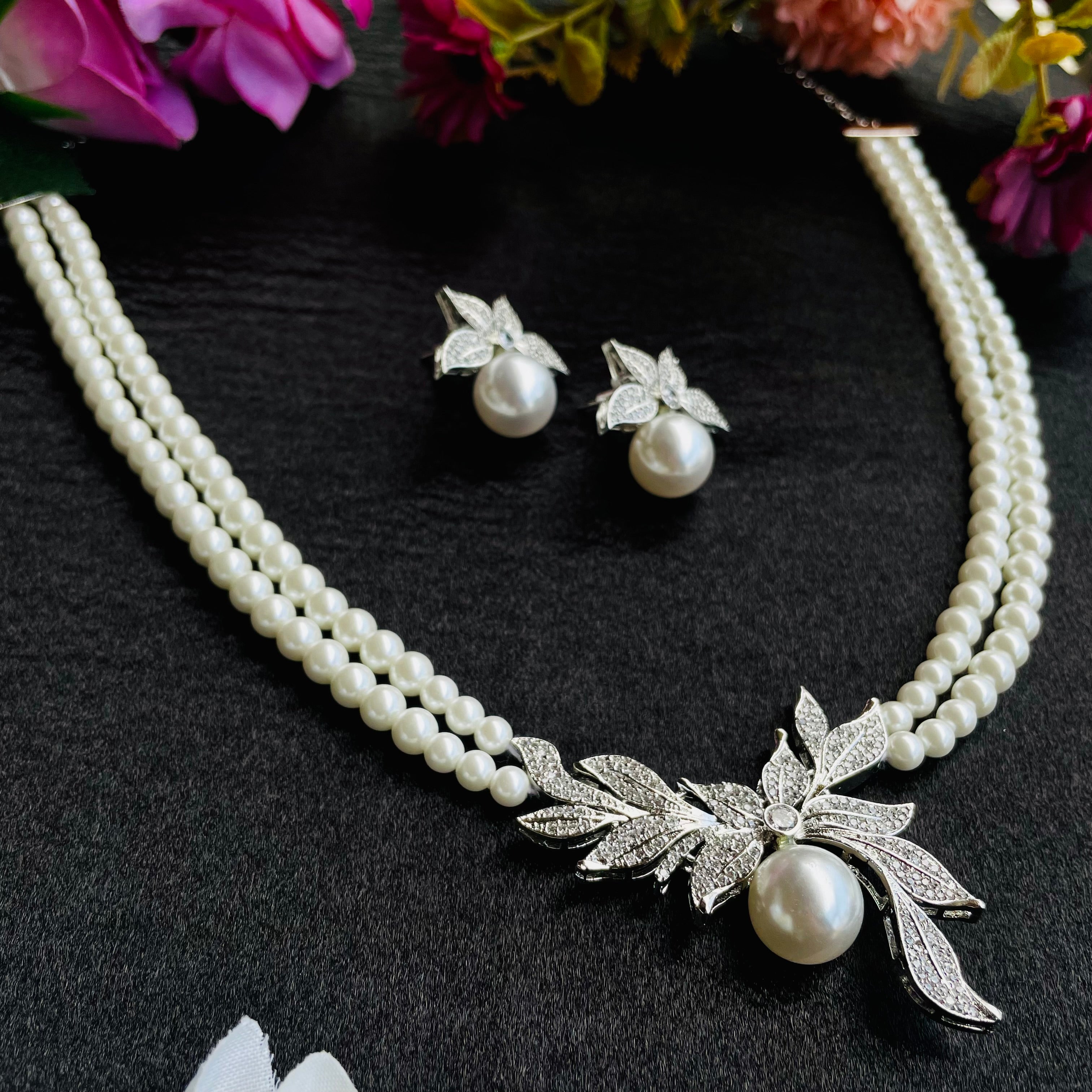 Ad Nora Pearl Neckpiece