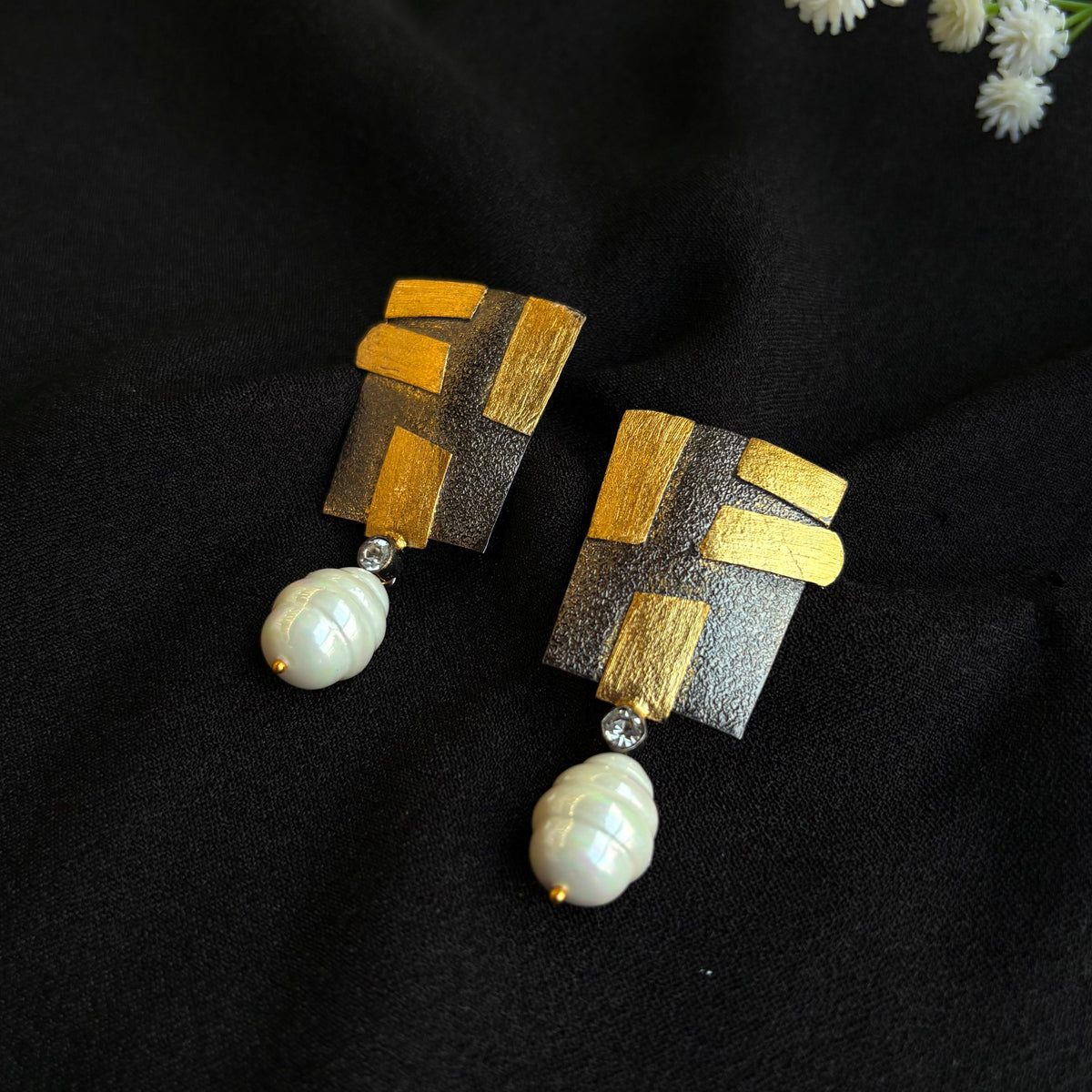 Vyanika Pearl Earrings