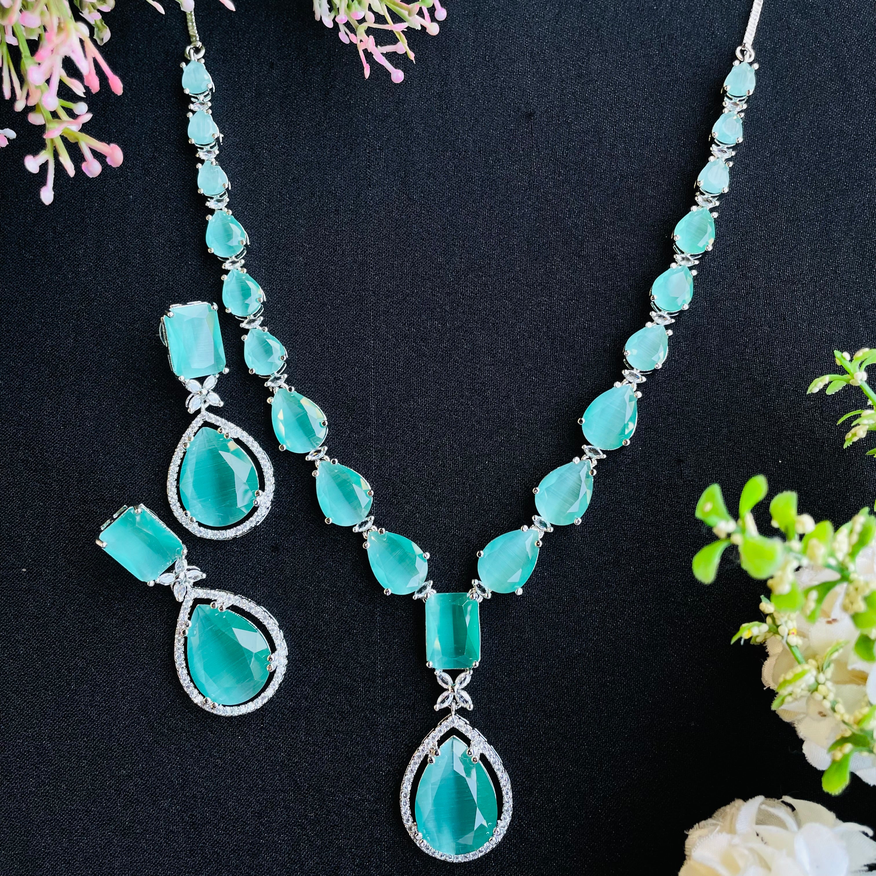 kiara emerald  ad Neckpiece