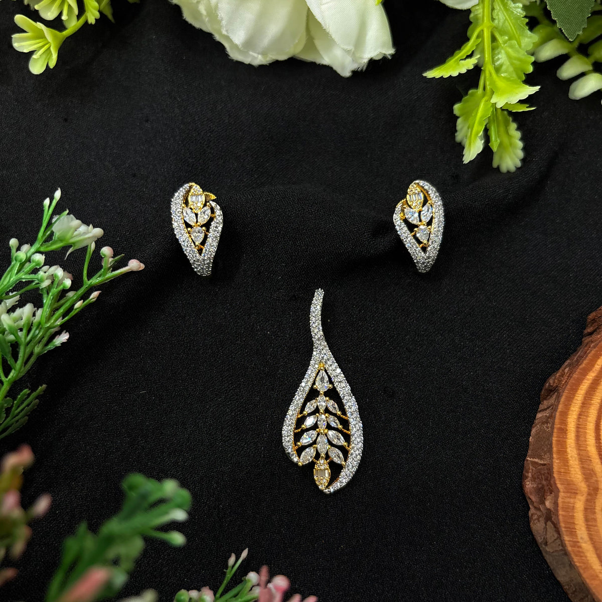 Avelia Pendant Set