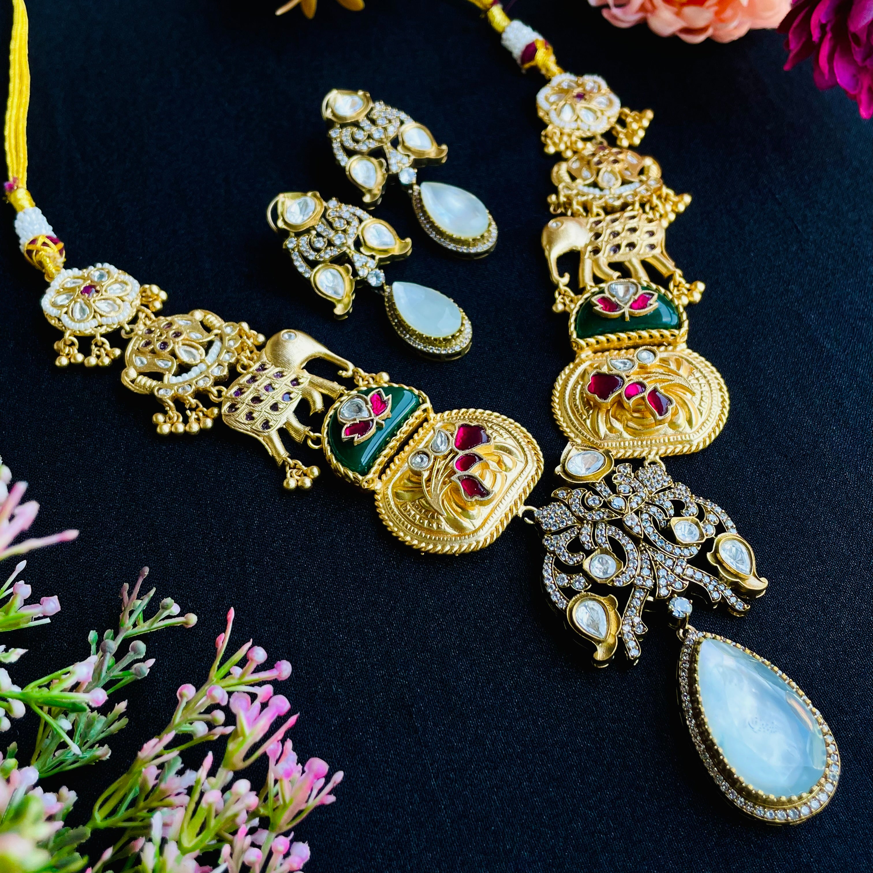 Nayaab bindu neckpiece
