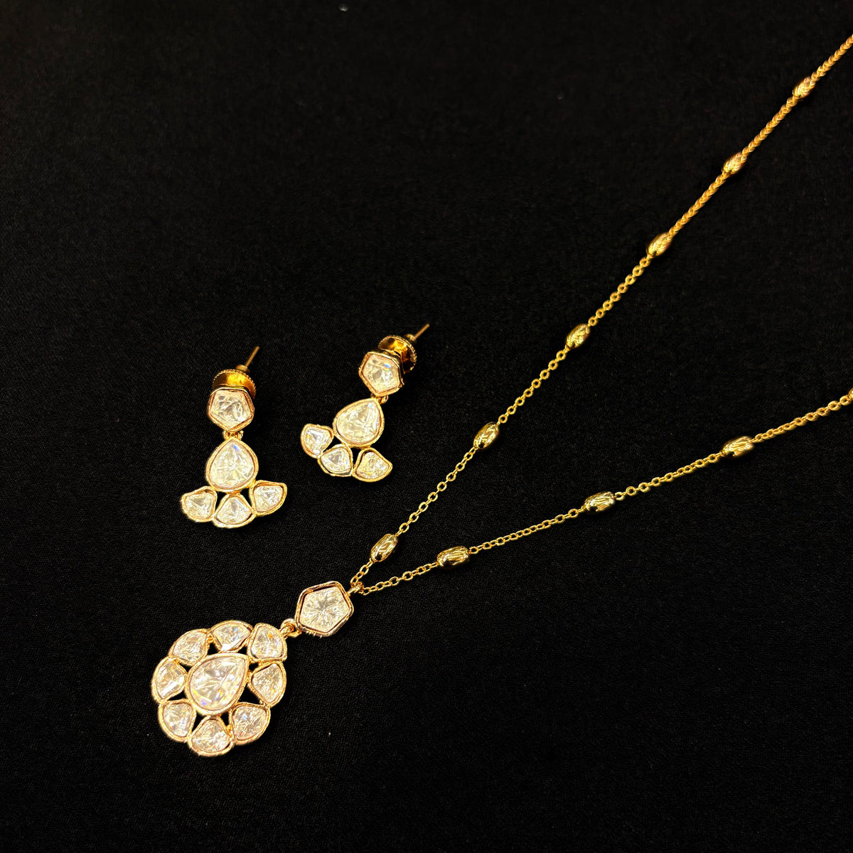 Aarika Floral Pendant Set