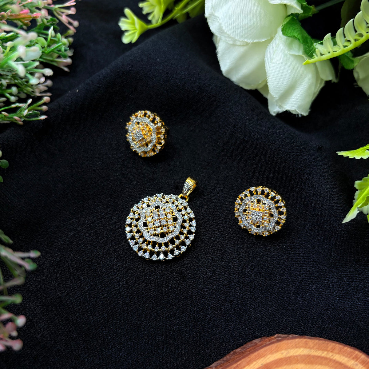 Vamika Pendant set