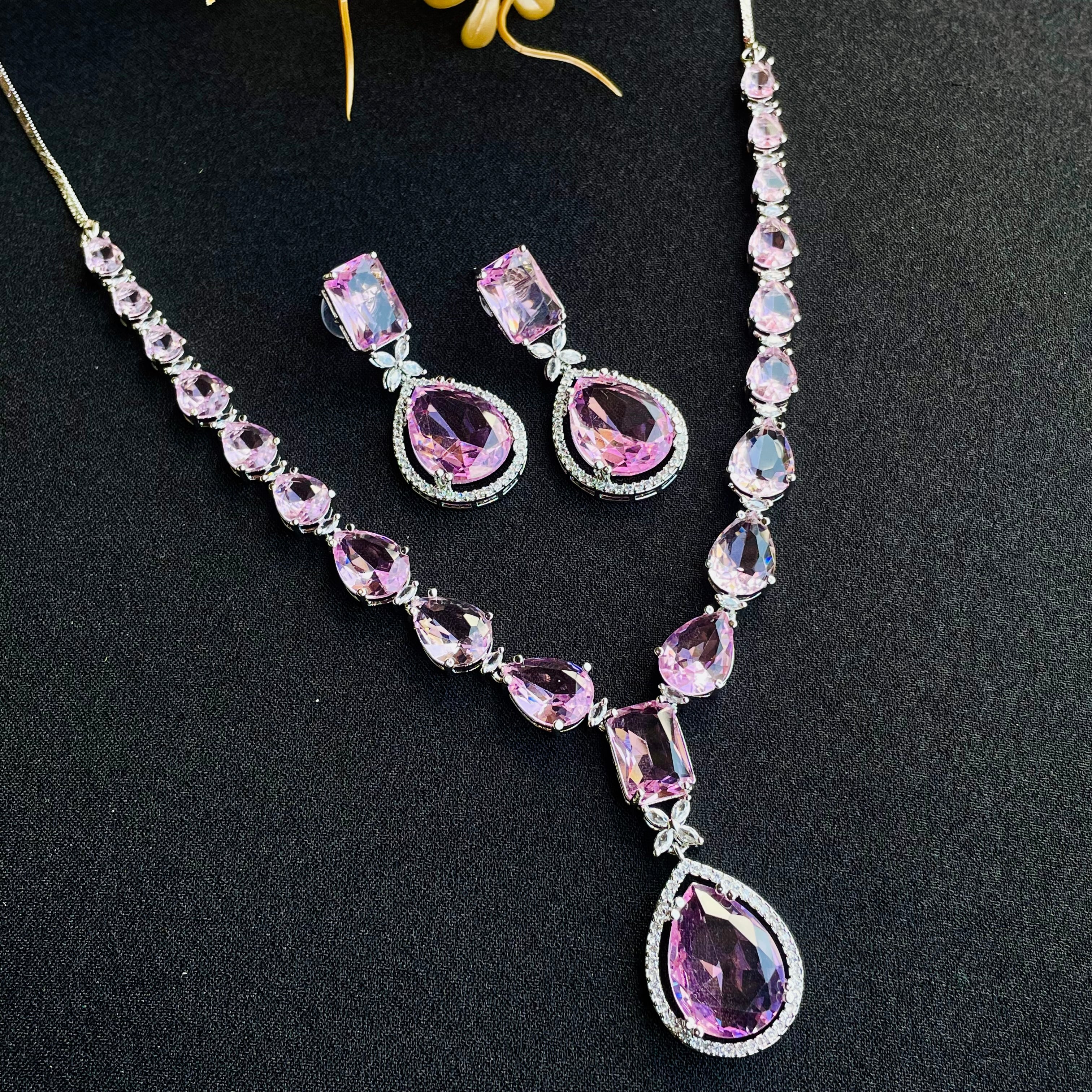 kiara emerald  ad Neckpiece